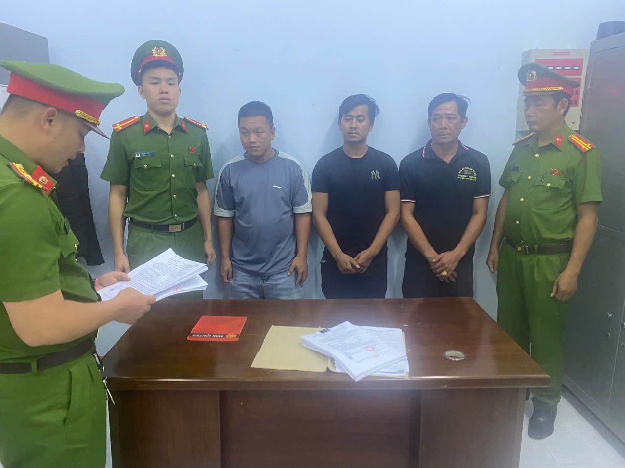 Lâm Đồng: Tạm giữ hai tài xế và phụ xe chặn đánh nhau trên đường- Ảnh 1. Lâm Đồng: Tạm giữ hai tài xế và phụ xe chặn đánh nhau trên đường- Ảnh 1.