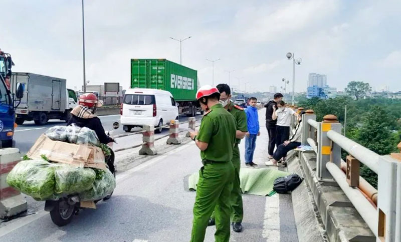 Hiện trường vụ tai nạn trên cầu Thanh Trì, Hà Nội. Hiện trường vụ tai nạn trên cầu Thanh Trì, Hà Nội.