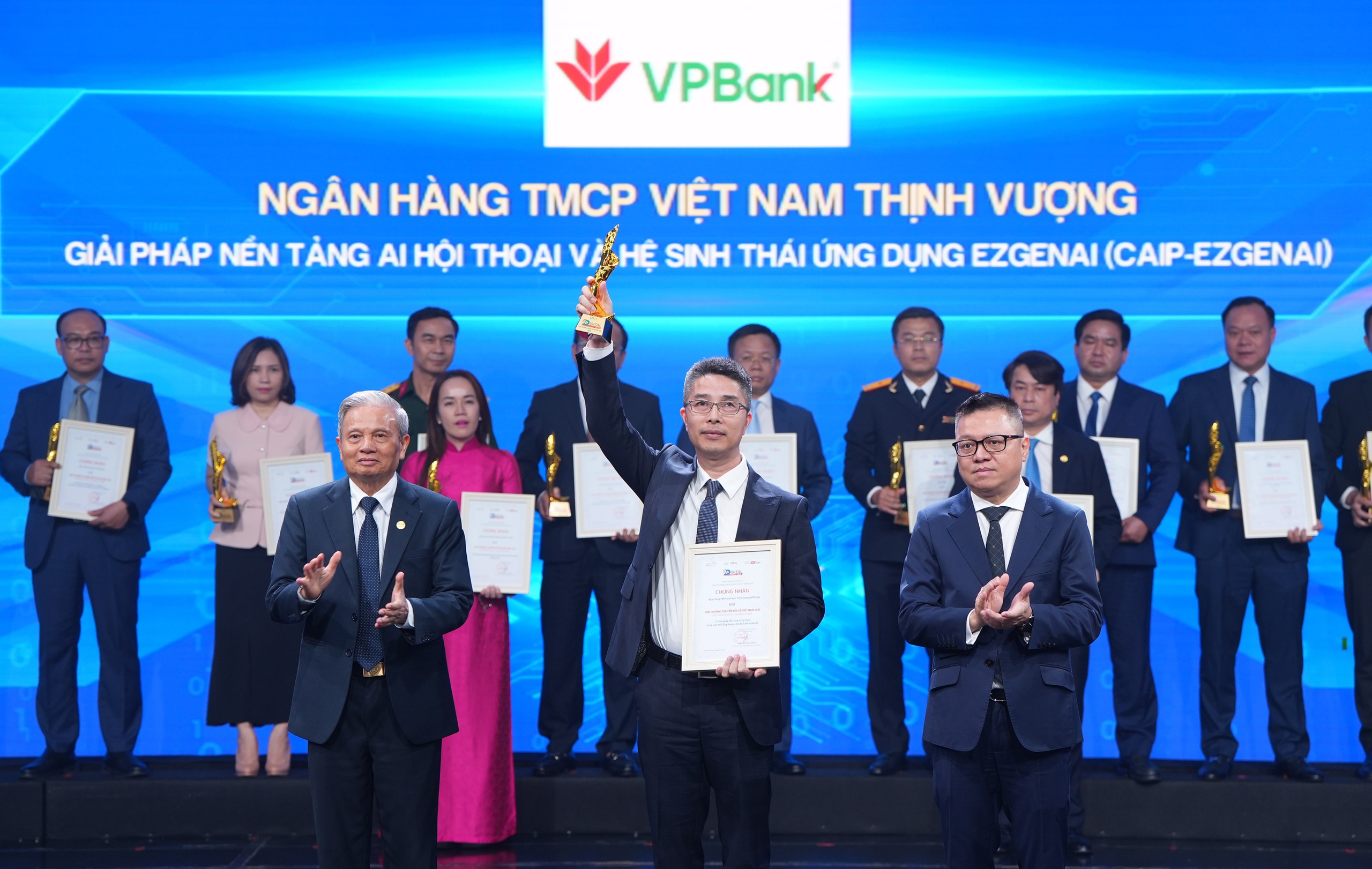 VPBank được vinh danh "DN chuyển đổi số xuất sắc" tại Vietnam Digital Awards 2025- Ảnh 1. VPBank được vinh danh "DN chuyển đổi số xuất sắc" tại Vietnam Digital Awards 2025- Ảnh 1.