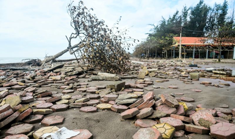 Ninh Bình: Tuyến kè 100 tỷ đồng sạt lở tan hoang sau bão- Ảnh 2. Ninh Bình: Tuyến kè 100 tỷ đồng sạt lở tan hoang sau bão- Ảnh 2.