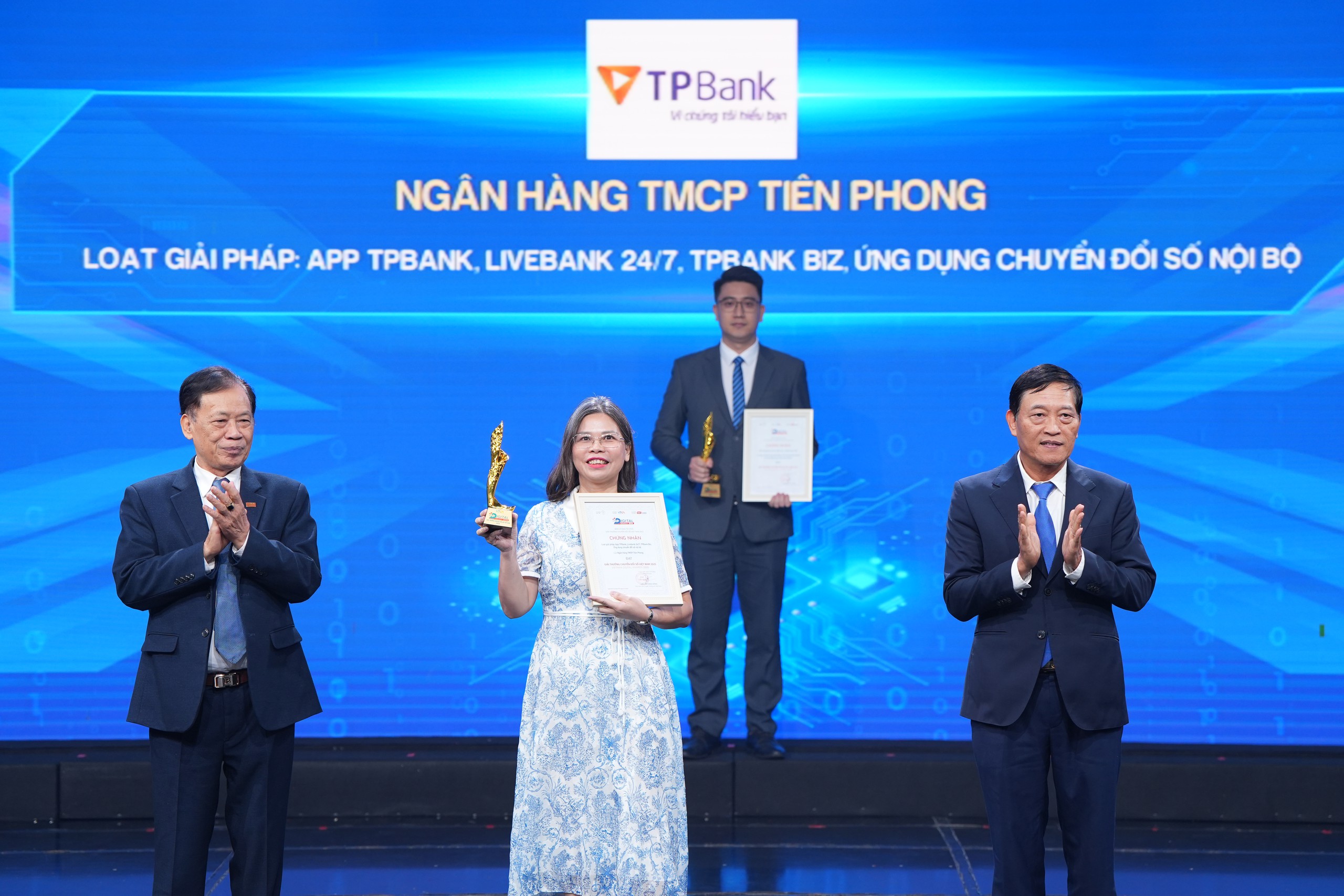 TPBank được vinh danh ngân hàng chuyển đổi số xuất sắc- Ảnh 1.