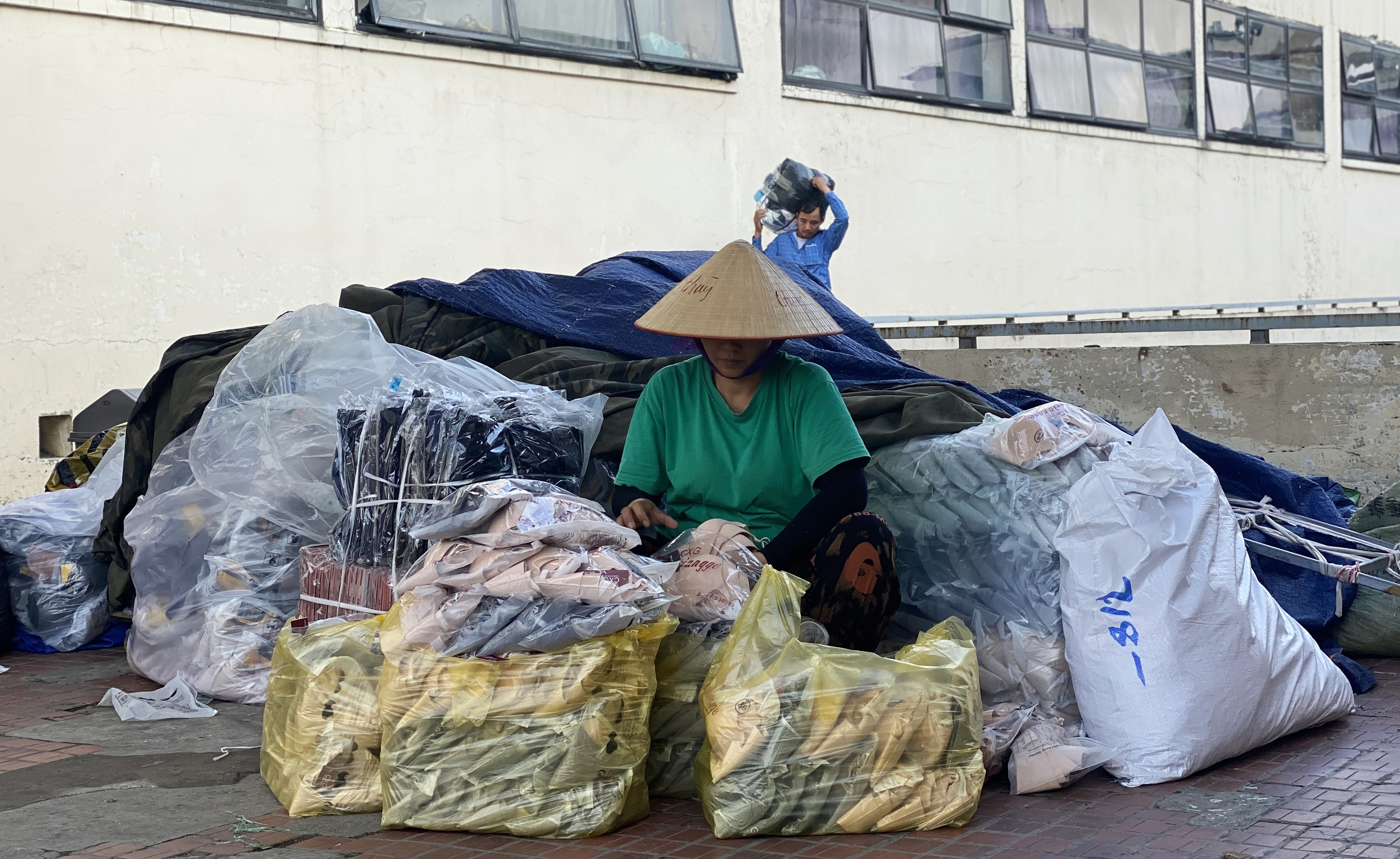 Hà Nội: Chợ Đồng Xuân - Từ không gian ký ức tới "Chợ không rác thải"- Ảnh 12. Hà Nội: Chợ Đồng Xuân - Từ không gian ký ức tới "Chợ không rác thải"- Ảnh 12.