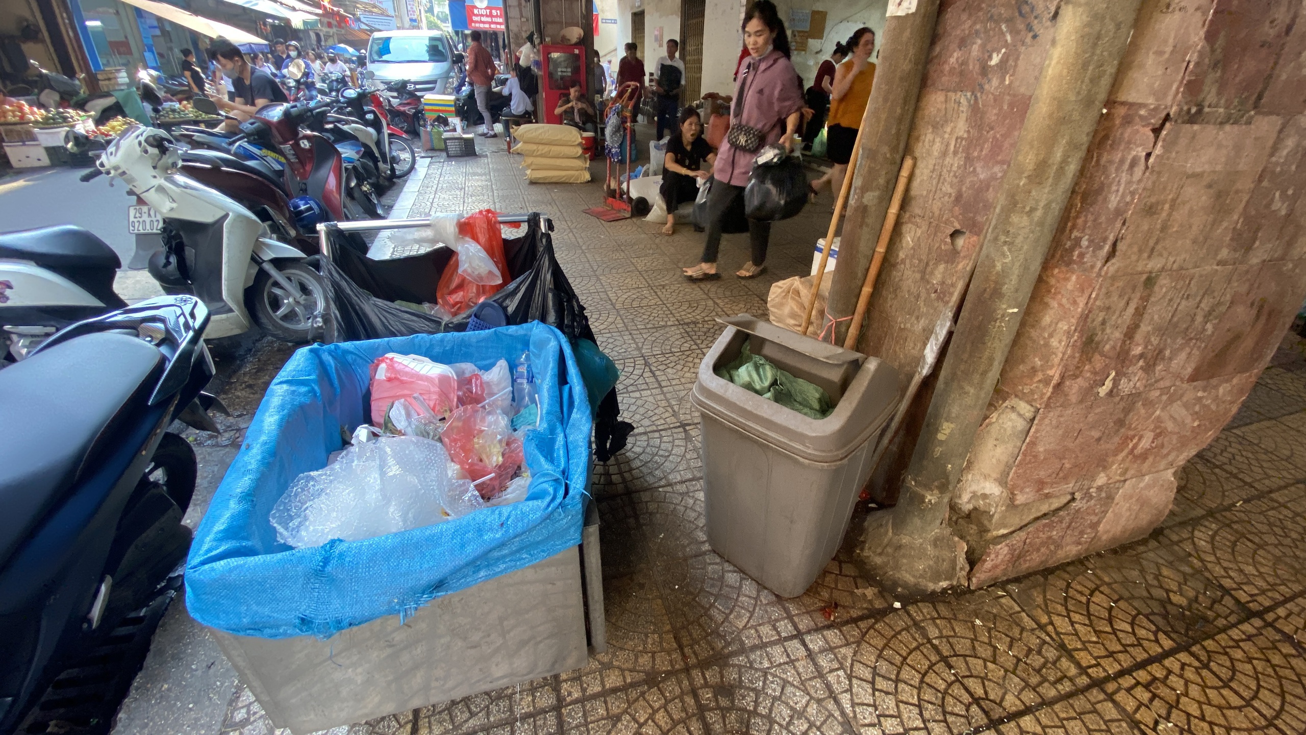Hà Nội: Chợ Đồng Xuân - Từ không gian ký ức tới "Chợ không rác thải"- Ảnh 14. Hà Nội: Chợ Đồng Xuân - Từ không gian ký ức tới "Chợ không rác thải"- Ảnh 14.
