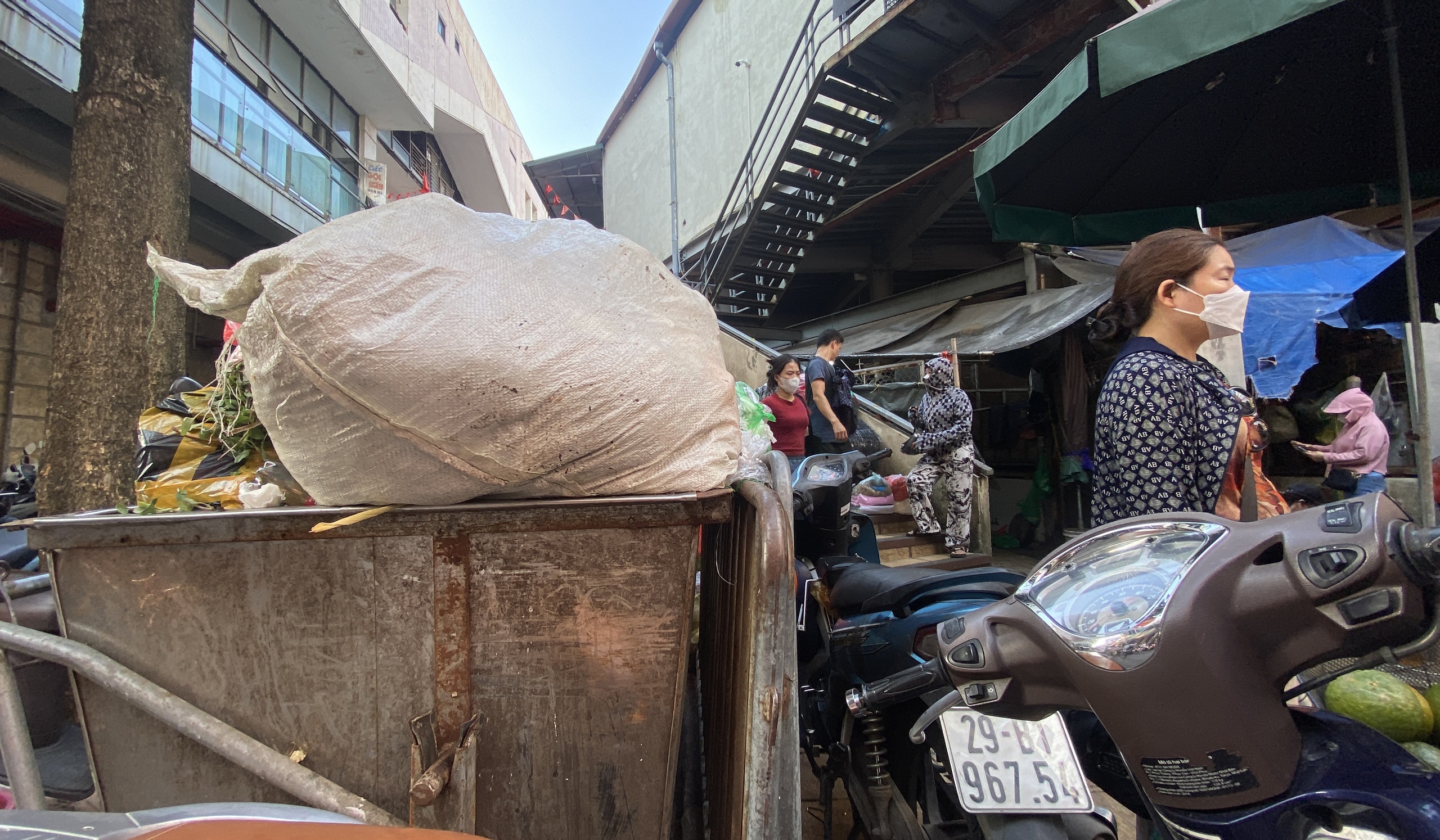 Hà Nội: Chợ Đồng Xuân - Từ không gian ký ức tới "Chợ không rác thải"- Ảnh 16. Hà Nội: Chợ Đồng Xuân - Từ không gian ký ức tới "Chợ không rác thải"- Ảnh 16.
