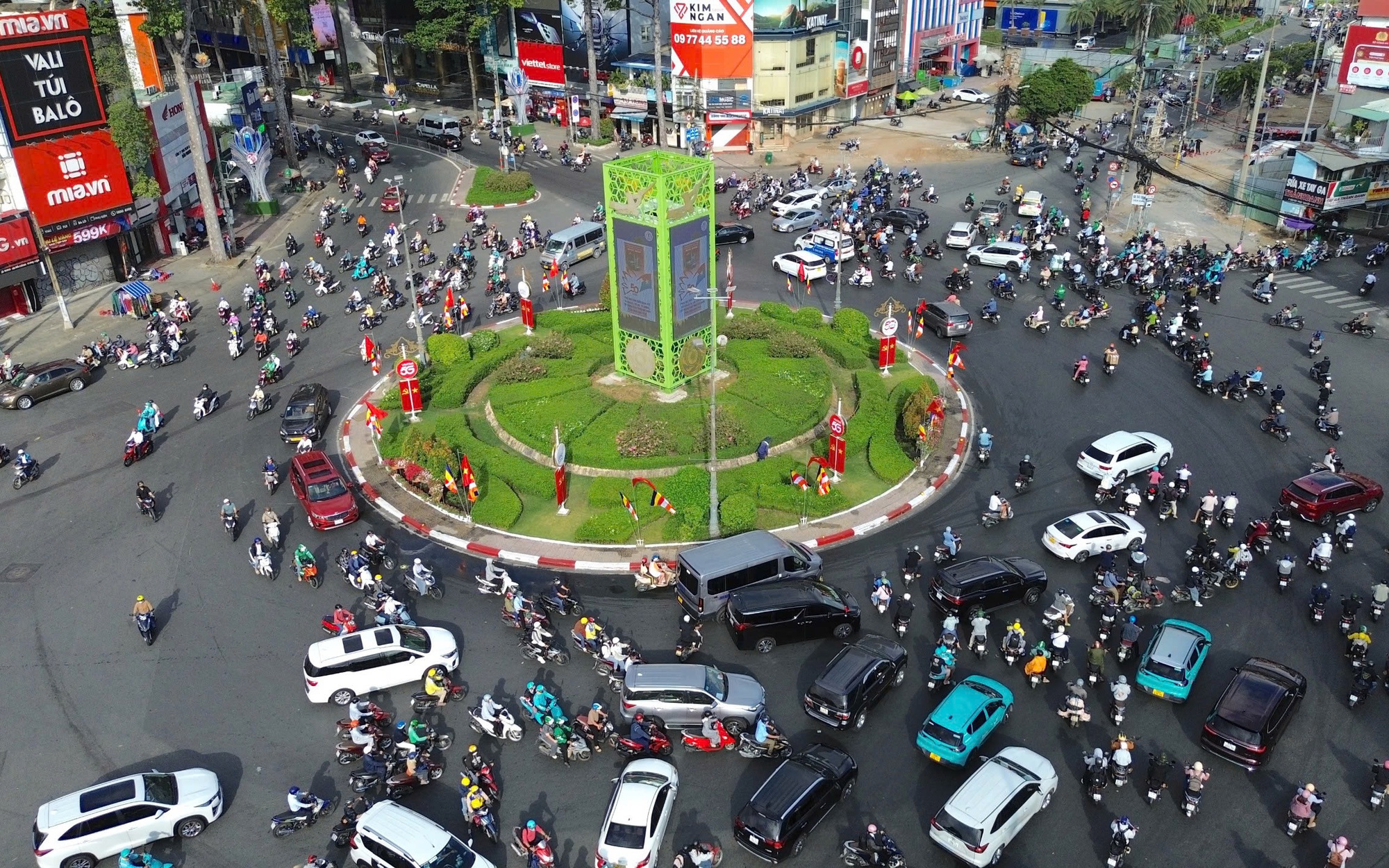 TP.HCM tăng tốc kiểm soát khí thải, dự kiến lập vùng phát thải thấp từ 2027- Ảnh 4. TP.HCM lập vùng phát thải thấp, kiểm soát tiêu chuẩn môi trường của phương tiện thế nào?