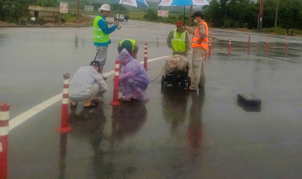 Khẩn trương lắp đặt tạm cọc tiêu mềm hướng dẫn, phân làn đường tại đảo nút giao QL9A- Ảnh 1. Khẩn trương lắp đặt tạm cọc tiêu mềm hướng dẫn, phân làn đường tại đảo nút giao QL9A- Ảnh 1.