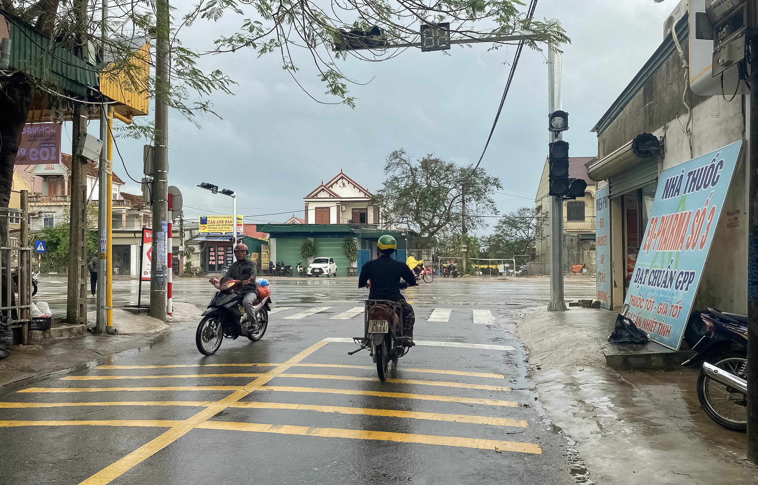 Ngã ba chợ Sy Nam trên QL1 qua Nghệ An đã có đèn tín hiệu, người dân vợi nỗi lo tai nạn- Ảnh 2. Ngã ba chợ Sy Nam trên QL1 qua Nghệ An đã có đèn tín hiệu, người dân vợi nỗi lo tai nạn- Ảnh 2.