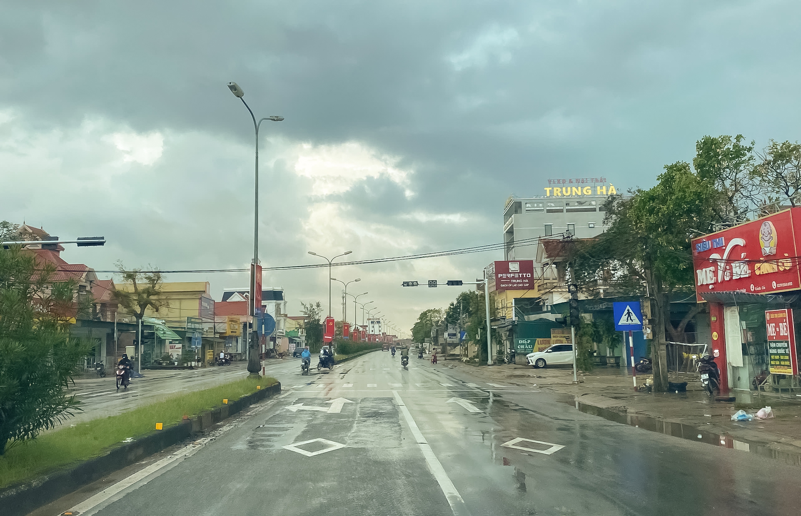 Ngã ba chợ Sy Nam trên QL1 qua Nghệ An đã có đèn tín hiệu, người dân vợi nỗi lo tai nạn- Ảnh 1. Ngã ba chợ Sy Nam trên QL1 qua Nghệ An đã có đèn tín hiệu, người dân vợi nỗi lo tai nạn- Ảnh 1.