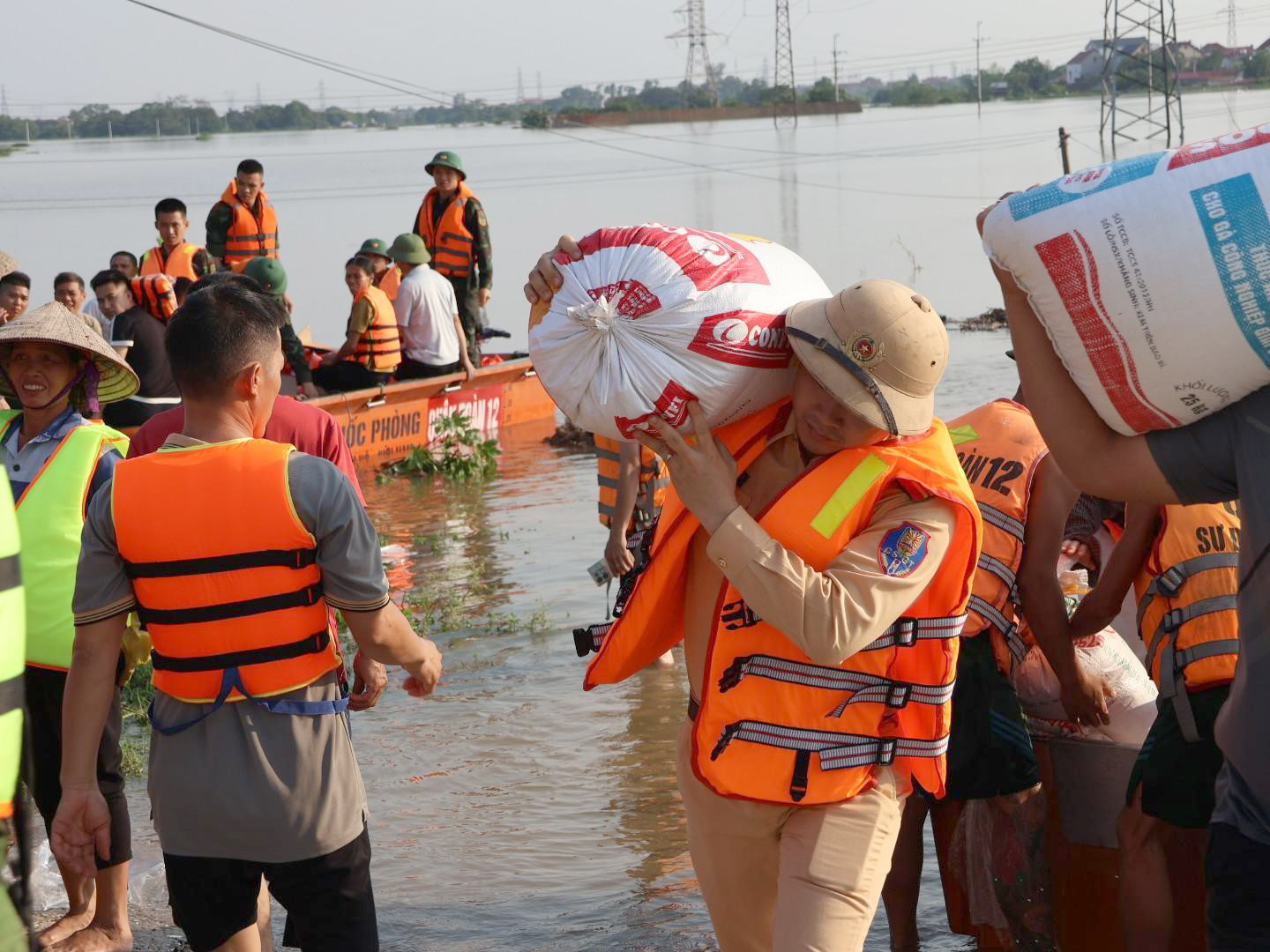 Công an, quân đội sơ tán hơn 300 người khỏi vùng ngập lụt ở ngoại thành Hà Nội- Ảnh 2. Công an, quân đội sơ tán hơn 300 người khỏi vùng ngập lụt ở ngoại thành Hà Nội- Ảnh 2.