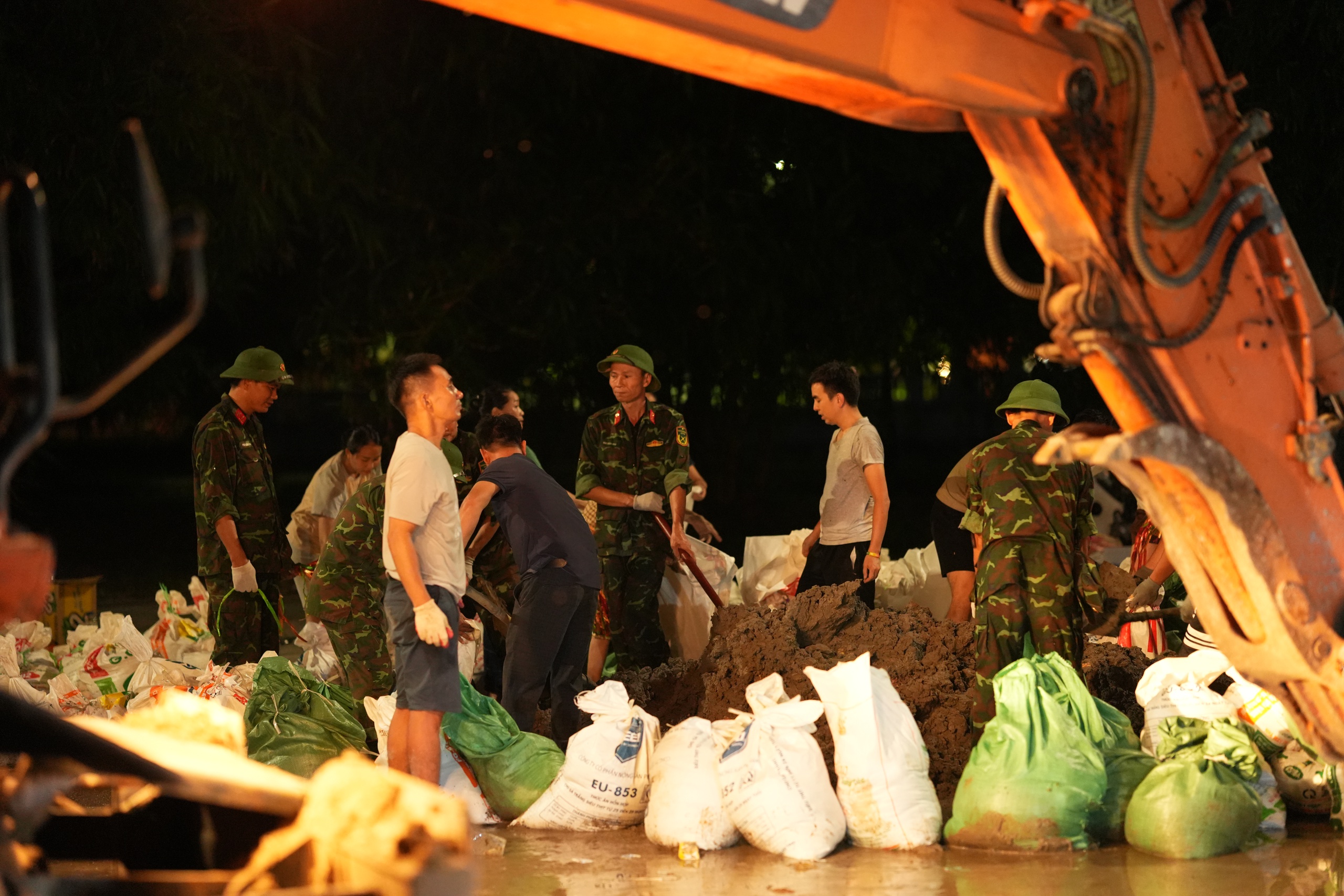 Bắc Ninh: Trắng đêm đắp đê ngăn lũ sông Cầu- Ảnh 7. Bắc Ninh: Trắng đêm đắp đê ngăn lũ sông Cầu- Ảnh 7.