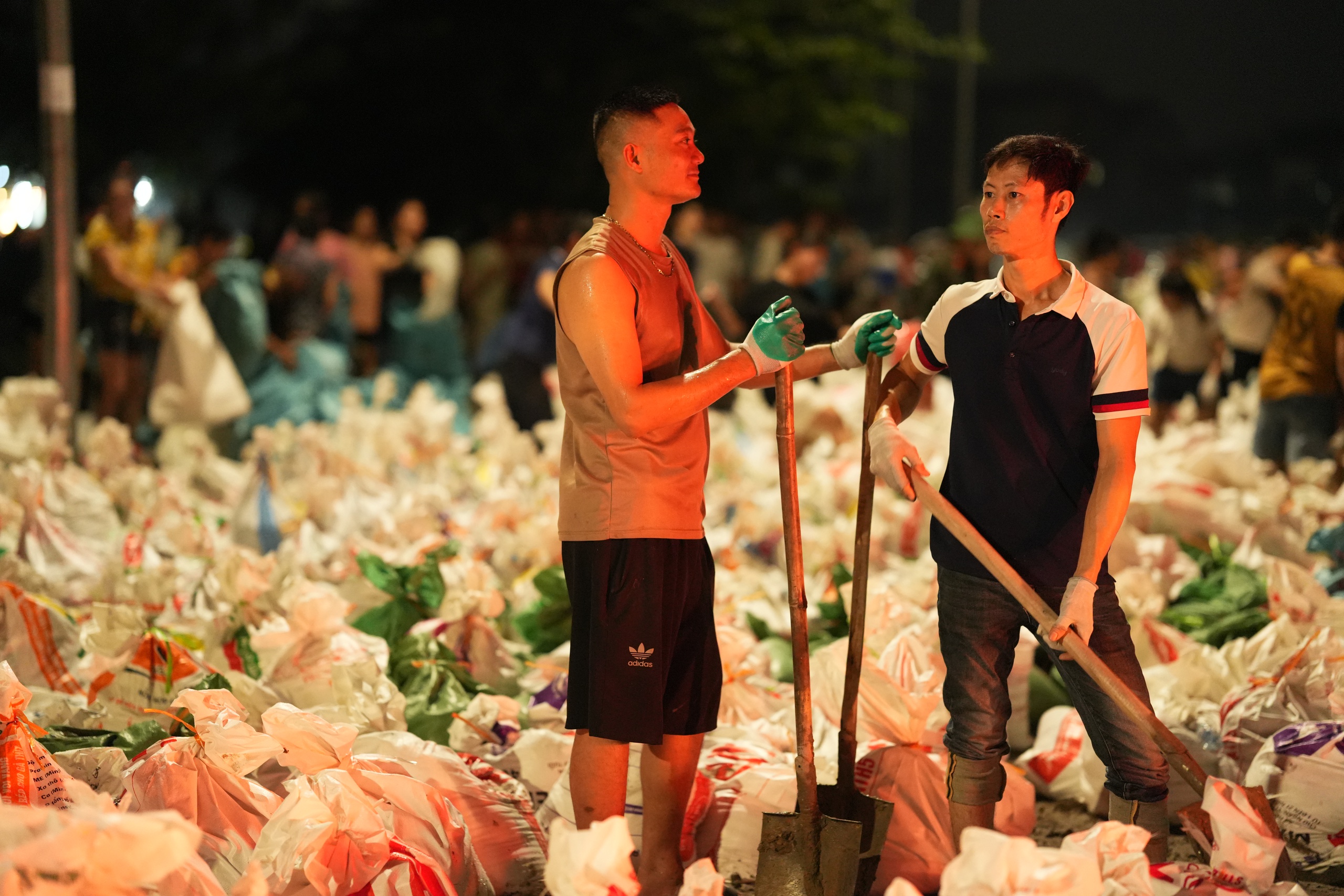 Bắc Ninh: Trắng đêm đắp đê ngăn lũ sông Cầu- Ảnh 5. Bắc Ninh: Trắng đêm đắp đê ngăn lũ sông Cầu- Ảnh 5.