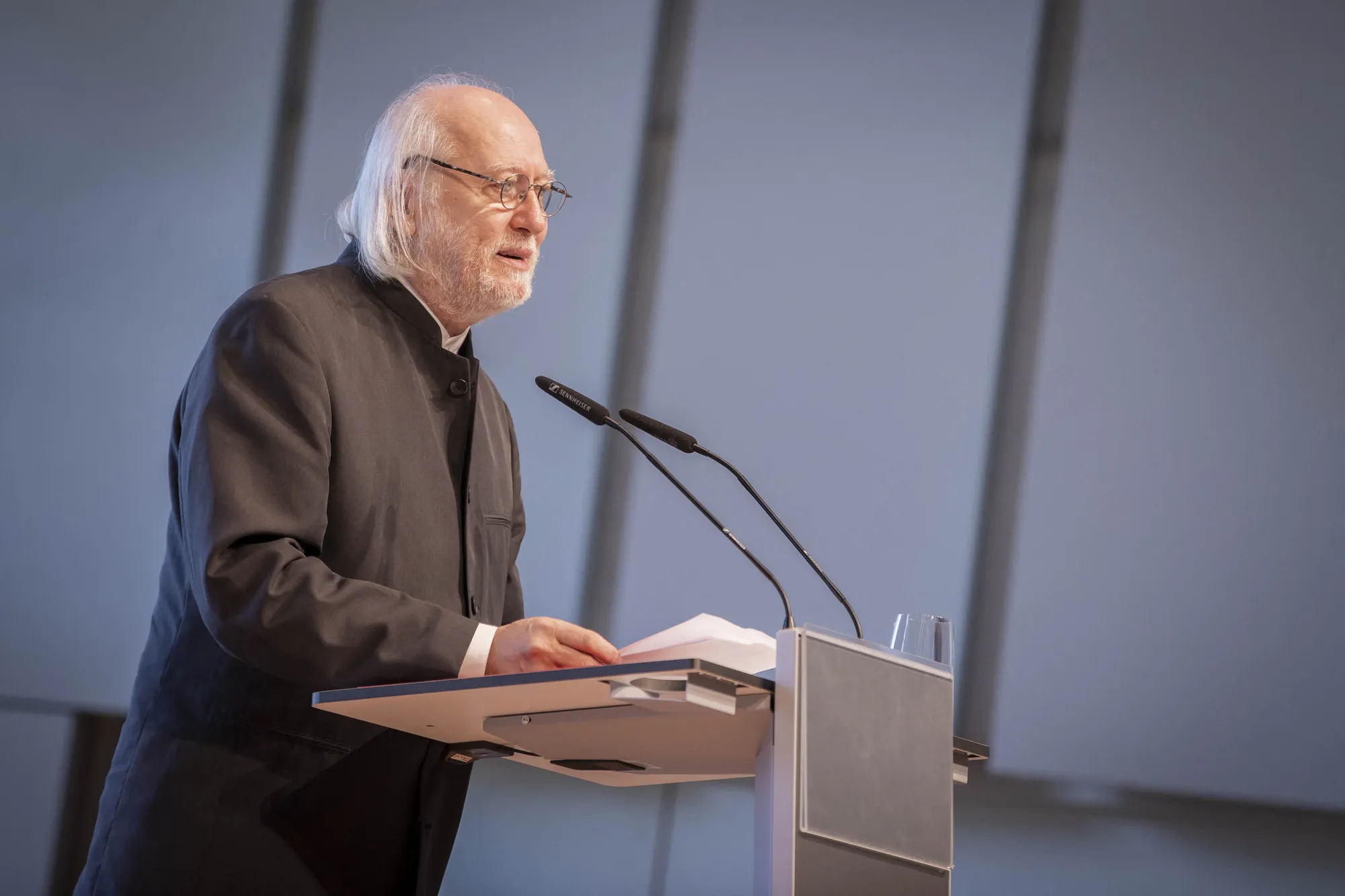 László Krasznahorkai - tác giả người Hungary đoạt giải Nobel Văn học 2025- Ảnh 1. László Krasznahorkai - tác giả người Hungary đoạt giải Nobel Văn học 2025- Ảnh 1.