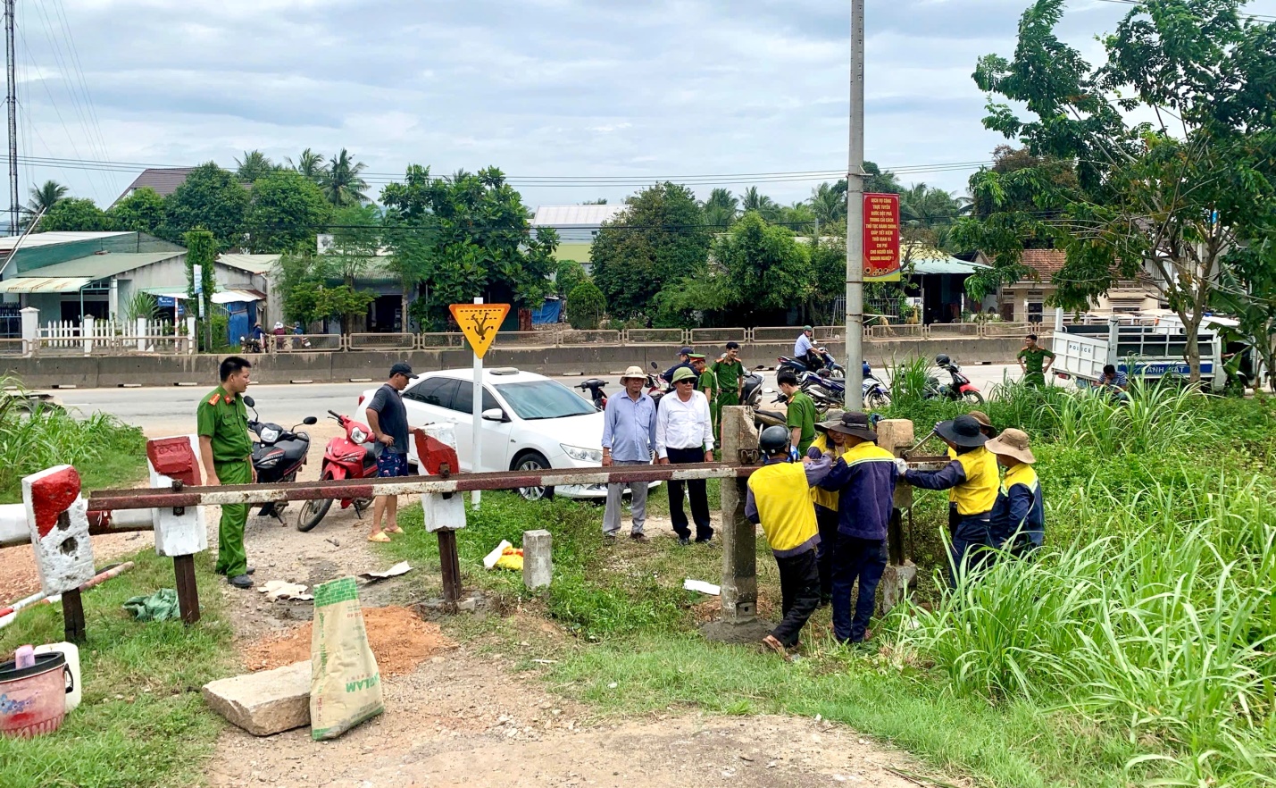 Gia Lai: Bảo đảm an toàn tại các lối đi tự mở băng qua đường sắt- Ảnh 3. Gia Lai: Bảo đảm an toàn tại các lối đi tự mở băng qua đường sắt- Ảnh 3.