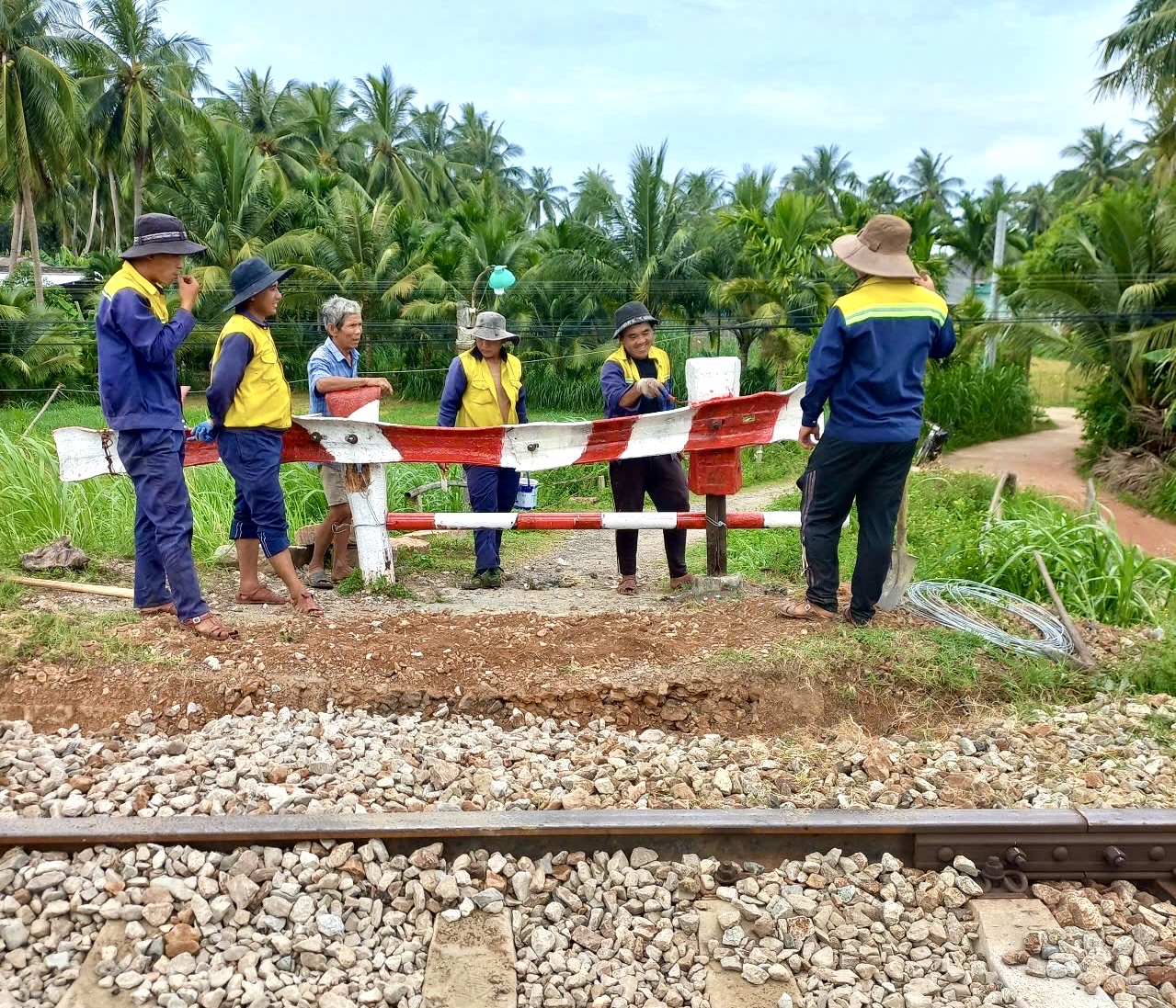 Gia Lai: Bảo đảm an toàn tại các lối đi tự mở băng qua đường sắt- Ảnh 5. Gia Lai: Bảo đảm an toàn tại các lối đi tự mở băng qua đường sắt- Ảnh 5.