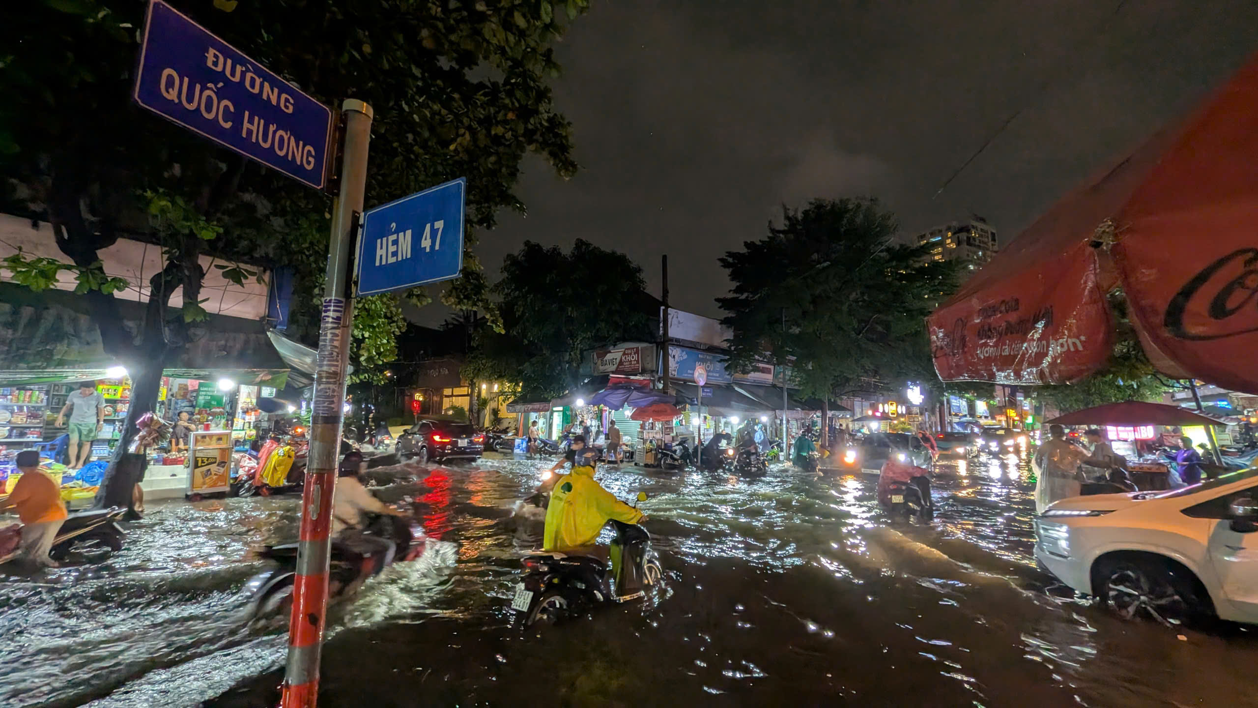 TP.HCM: Mưa lớn liên tiếp, CSGT ứng trực 24/24h hỗ trợ người dân vùng ngập- Ảnh 1. TP.HCM: Mưa lớn liên tiếp, CSGT ứng trực 24/24h hỗ trợ người dân vùng ngập- Ảnh 1.