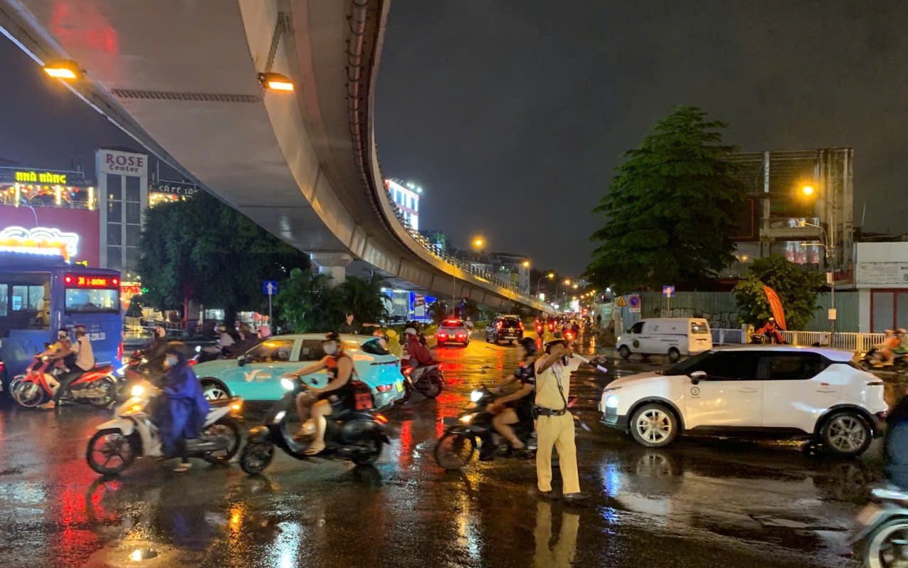 TP.HCM: Mưa lớn liên tiếp, CSGT ứng trực 24/24h hỗ trợ người dân vùng ngập