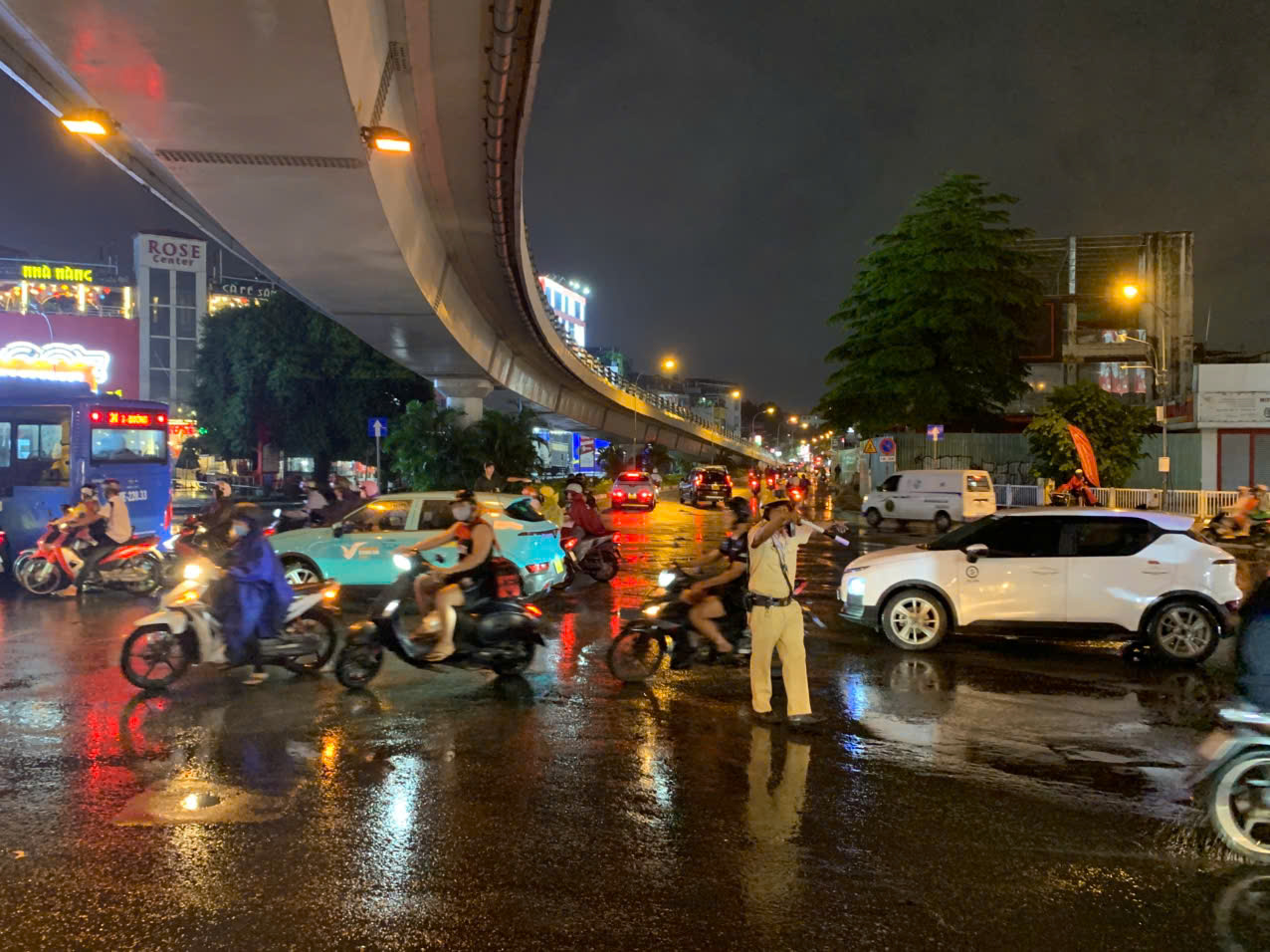 TP.HCM: Mưa lớn liên tiếp, CSGT ứng trực 24/24h hỗ trợ người dân vùng ngập- Ảnh 3. TP.HCM: Mưa lớn liên tiếp, CSGT ứng trực 24/24h hỗ trợ người dân vùng ngập- Ảnh 3.