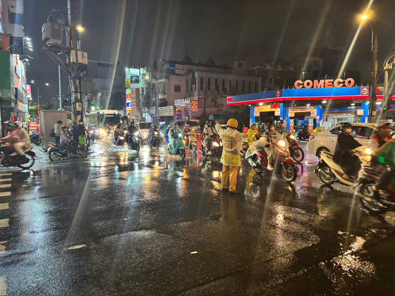 TP.HCM: Mưa lớn liên tiếp, CSGT ứng trực 24/24h hỗ trợ người dân vùng ngập- Ảnh 2. TP.HCM: Mưa lớn liên tiếp, CSGT ứng trực 24/24h hỗ trợ người dân vùng ngập- Ảnh 2.