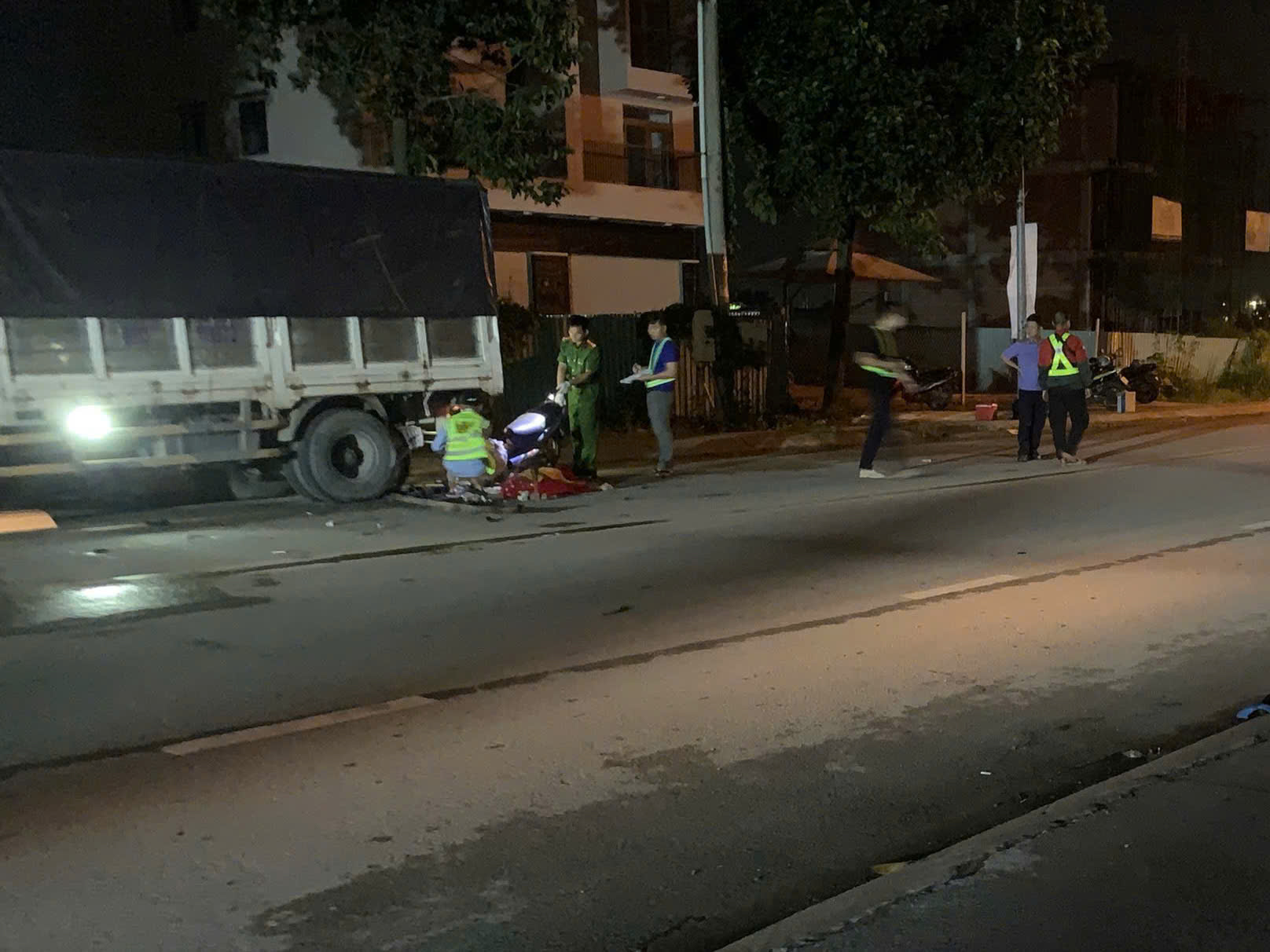 TP.HCM: Xe máy tông đuôi xe tải, người đàn ông tử vong tại chỗ- Ảnh 2.