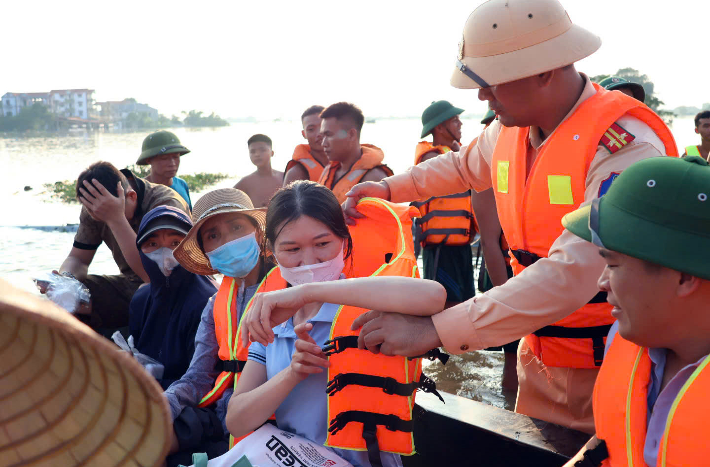 Công an, quân đội sơ tán hơn 300 người khỏi vùng ngập lụt ở ngoại thành Hà Nội- Ảnh 1. Công an, quân đội sơ tán hơn 300 người khỏi vùng ngập lụt ở ngoại thành Hà Nội- Ảnh 1.
