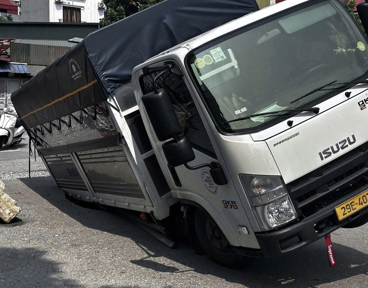 Hà Nội: Xe tải sụp hố sâu ở Trần Cung, xe cứu hộ đến nơi lại sụp hố khác- Ảnh 1. Hà Nội: Xe tải sụp hố sâu ở Trần Cung, xe cứu hộ đến nơi lại sụp hố khác- Ảnh 1.