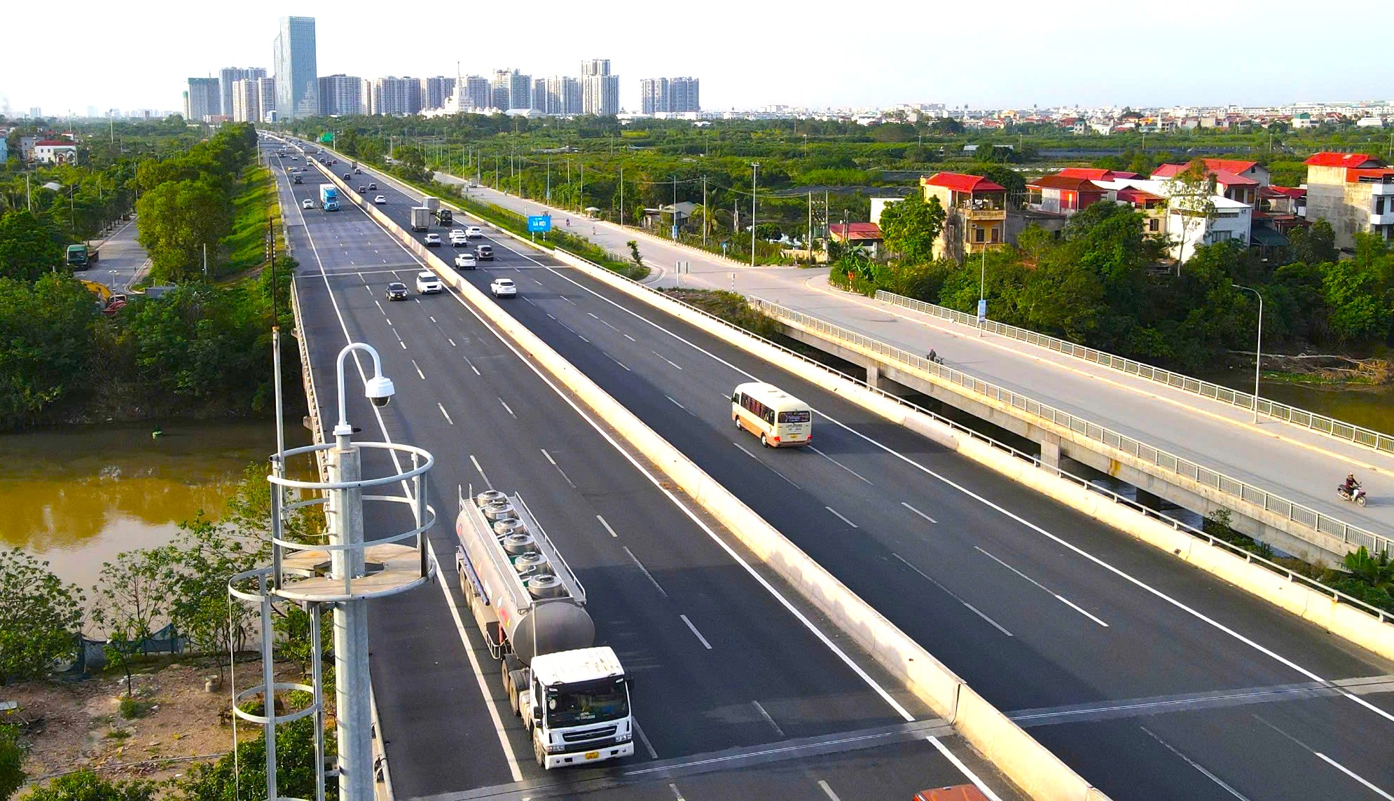 Luật Đường bộ mở hướng phát triển giao thông thông minh cao tốc- Ảnh 2. Luật Đường bộ mở hướng phát triển giao thông thông minh cao tốc- Ảnh 2.