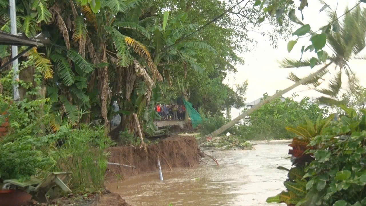 An Giang sạt lở dài 150m chia cắt tuyến đường giao thông nông thôn tại xã Mỹ Hòa Hưng- Ảnh 2. An Giang sạt lở dài 150m chia cắt tuyến đường giao thông nông thôn tại xã Mỹ Hòa Hưng- Ảnh 2.
