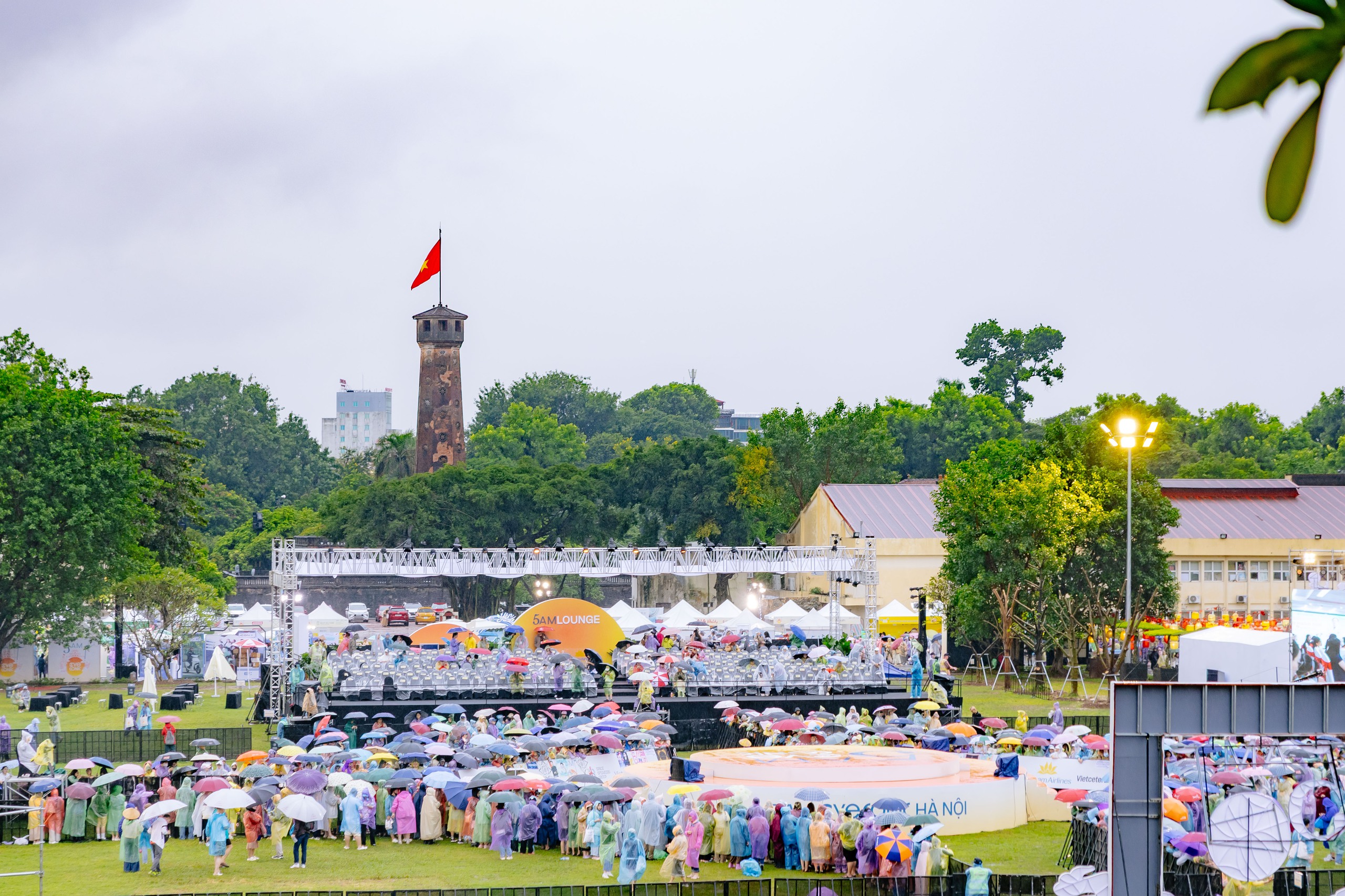 Hàng nghìn khán giả đón bình minh cùng 5AM Concert- Ảnh 1. Hàng nghìn khán giả đón bình minh cùng 5AM Concert- Ảnh 1.