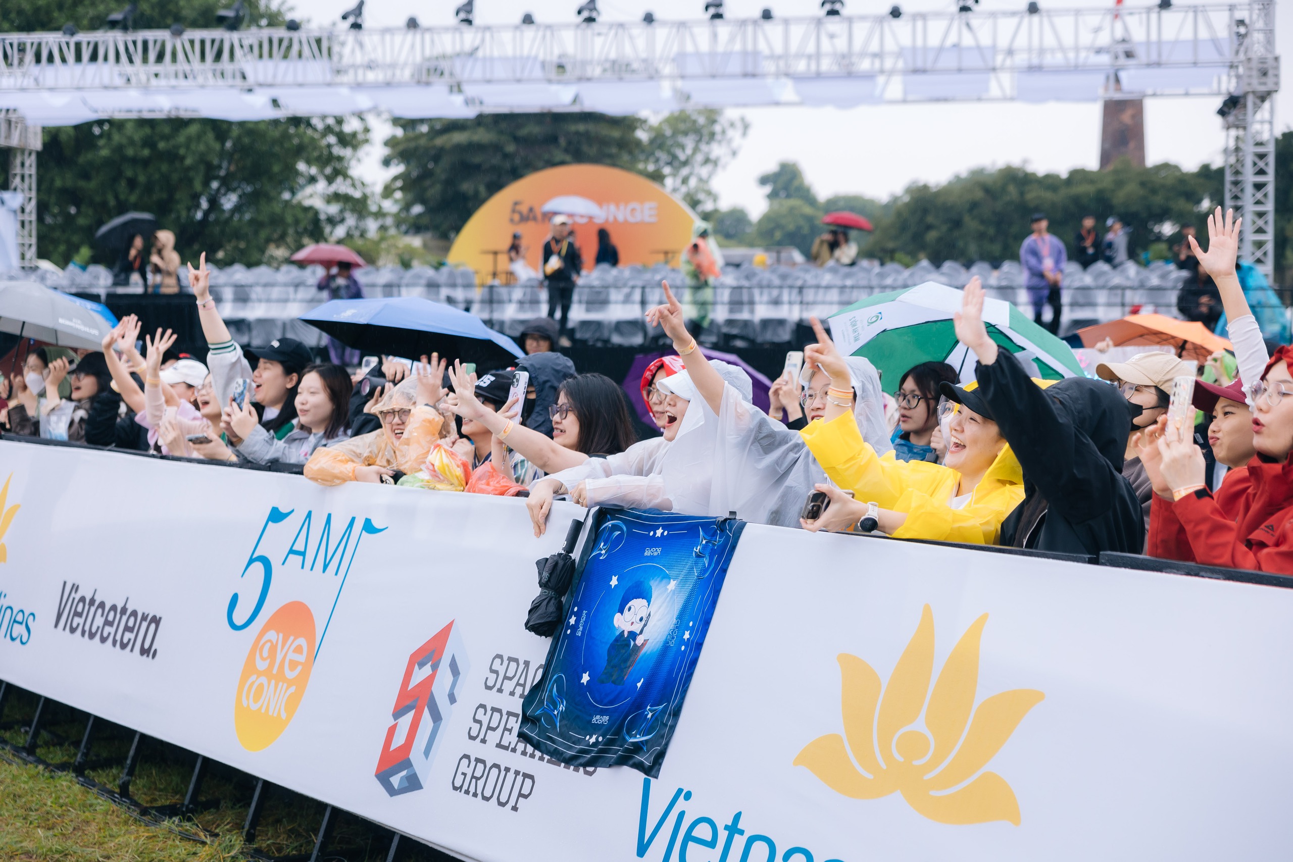 Hàng nghìn khán giả đón bình minh cùng 5AM Concert- Ảnh 5. Hàng nghìn khán giả đón bình minh cùng 5AM Concert- Ảnh 5.