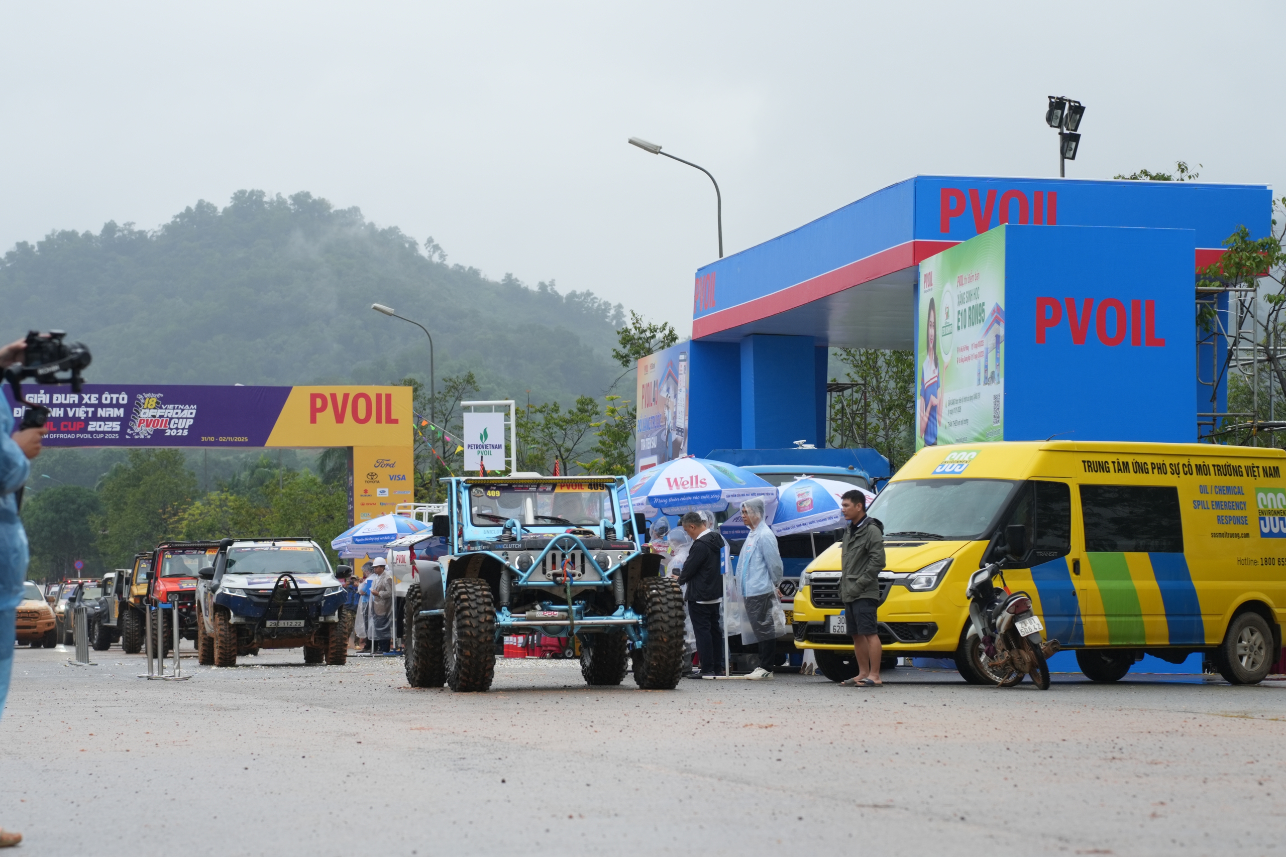 Giải đua ô tô địa hình tranh tài kịch tính giữa mưa lớn- Ảnh 1. Giải đua ô tô địa hình tranh tài kịch tính giữa mưa lớn- Ảnh 1.