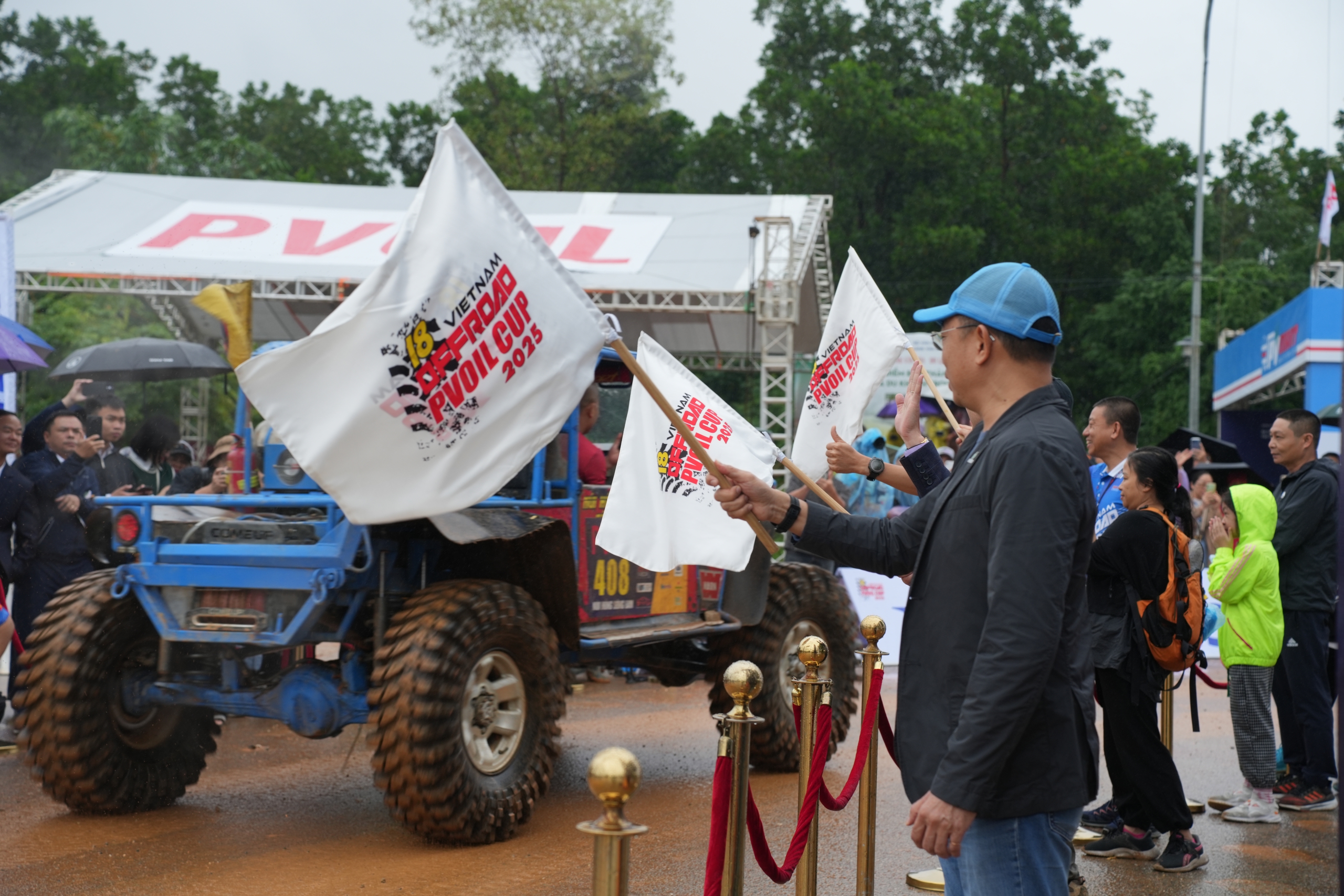 Giải đua ô tô địa hình tranh tài kịch tính giữa mưa lớn- Ảnh 2. Giải đua ô tô địa hình tranh tài kịch tính giữa mưa lớn- Ảnh 2.