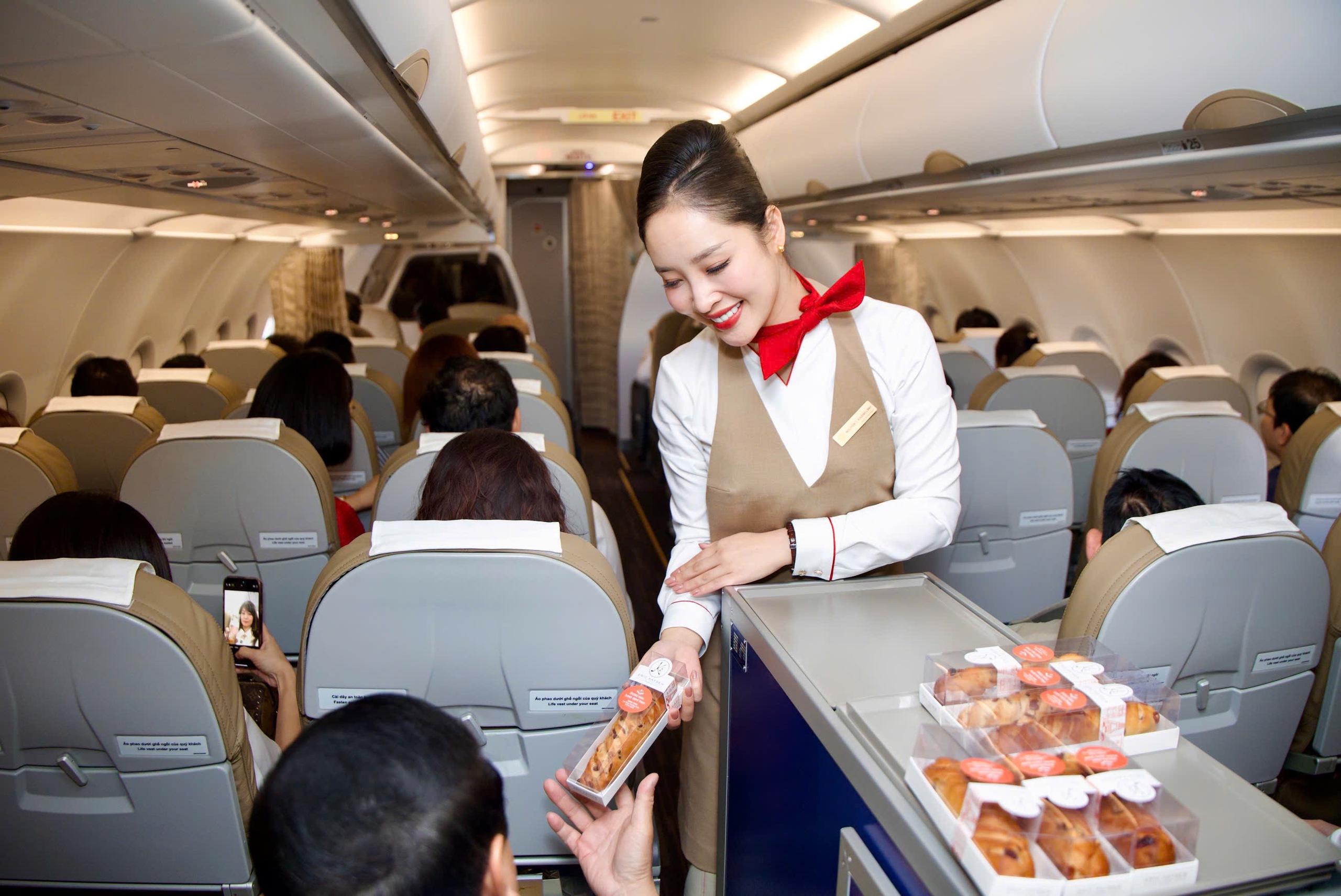 Chuyến bay đầu tiên của Sun PhuQuoc Airways chính thức cất cánh- Ảnh 10.