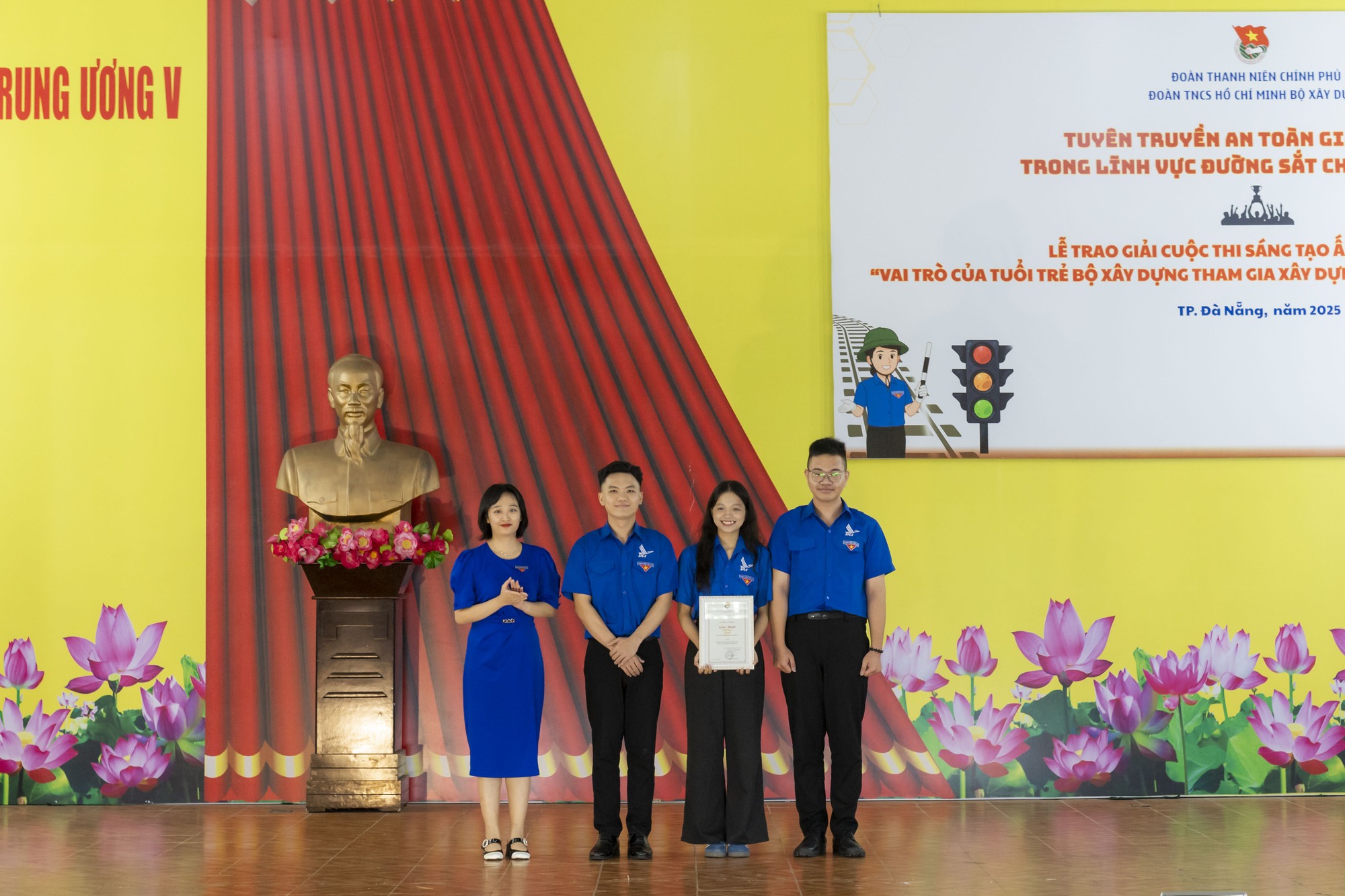 Tuổi trẻ Bộ Xây dựng lan tỏa văn hóa giao thông, bảo đảm an toàn đường sắt- Ảnh 3. Tuổi trẻ Bộ Xây dựng lan tỏa văn hóa giao thông, bảo đảm an toàn đường sắt- Ảnh 3.