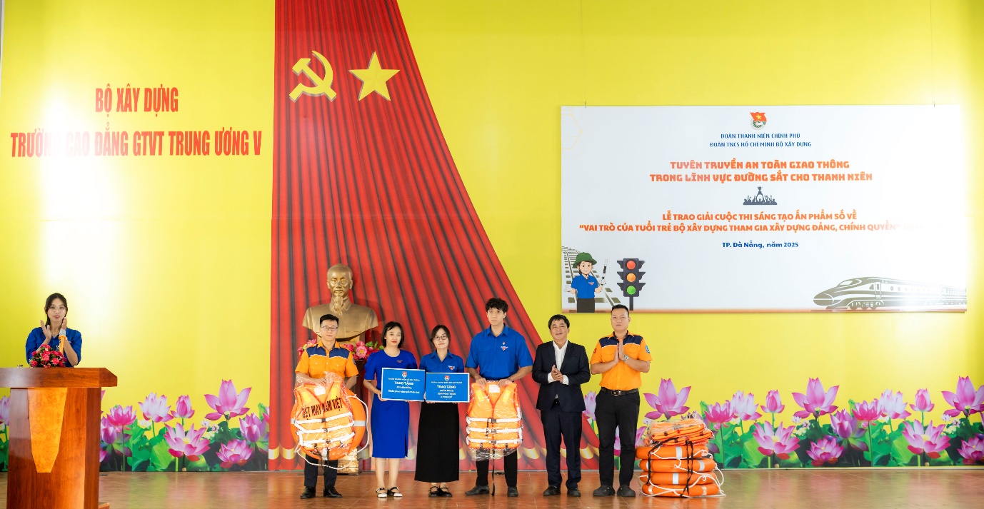 Tuổi trẻ Bộ Xây dựng lan tỏa văn hóa giao thông, bảo đảm an toàn đường sắt- Ảnh 7. Tuổi trẻ Bộ Xây dựng lan tỏa văn hóa giao thông, bảo đảm an toàn đường sắt- Ảnh 7.