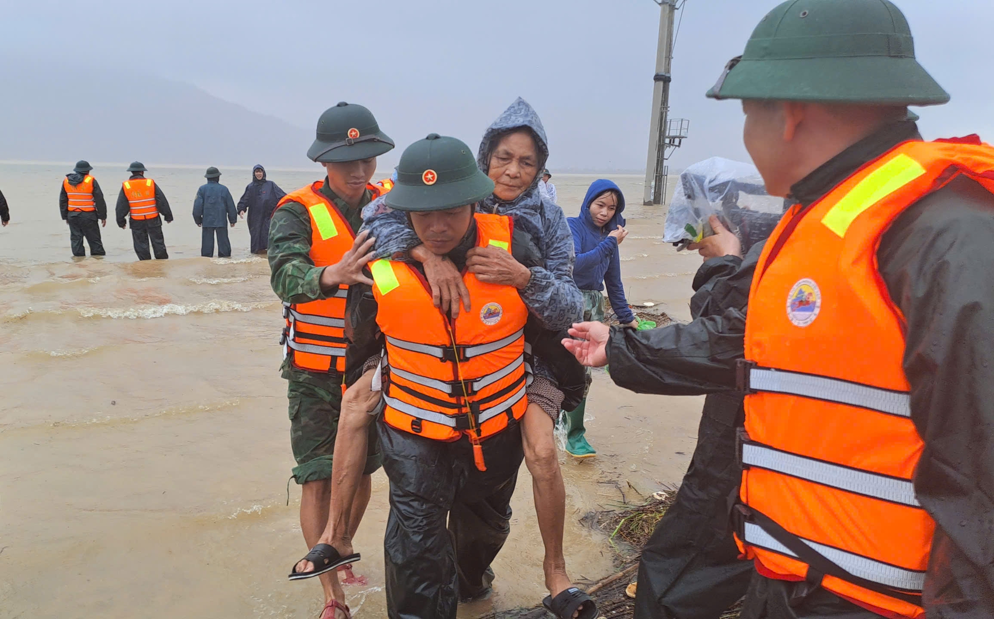 Lũ dâng nhanh, hơn 4.000 nhà dân ở Hà Tĩnh bị ngập- Ảnh 1. Lũ dâng nhanh, hơn 4.000 nhà dân ở Hà Tĩnh bị ngập- Ảnh 1.