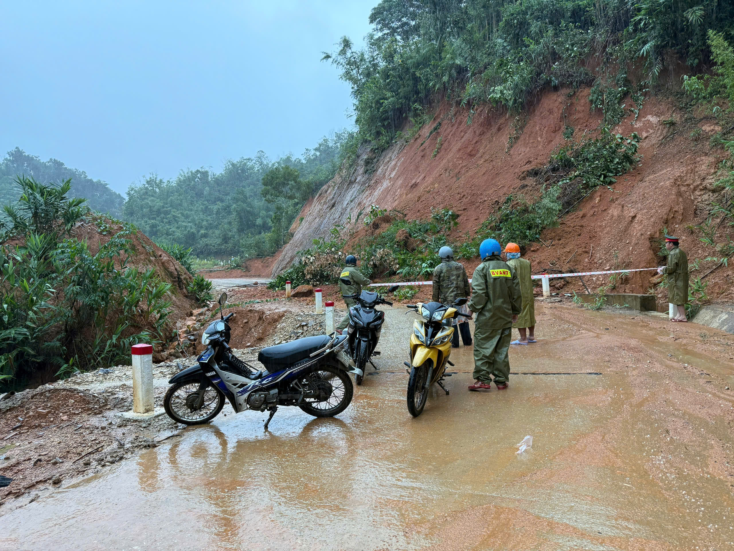 Đà Nẵng chi 200 tỷ đồng hỗ trợ người dân, khắc phục công trình hạ tầng sau mưa lũ- Ảnh 1. Đà Nẵng chi 200 tỷ đồng hỗ trợ người dân, khắc phục công trình hạ tầng sau mưa lũ- Ảnh 1.