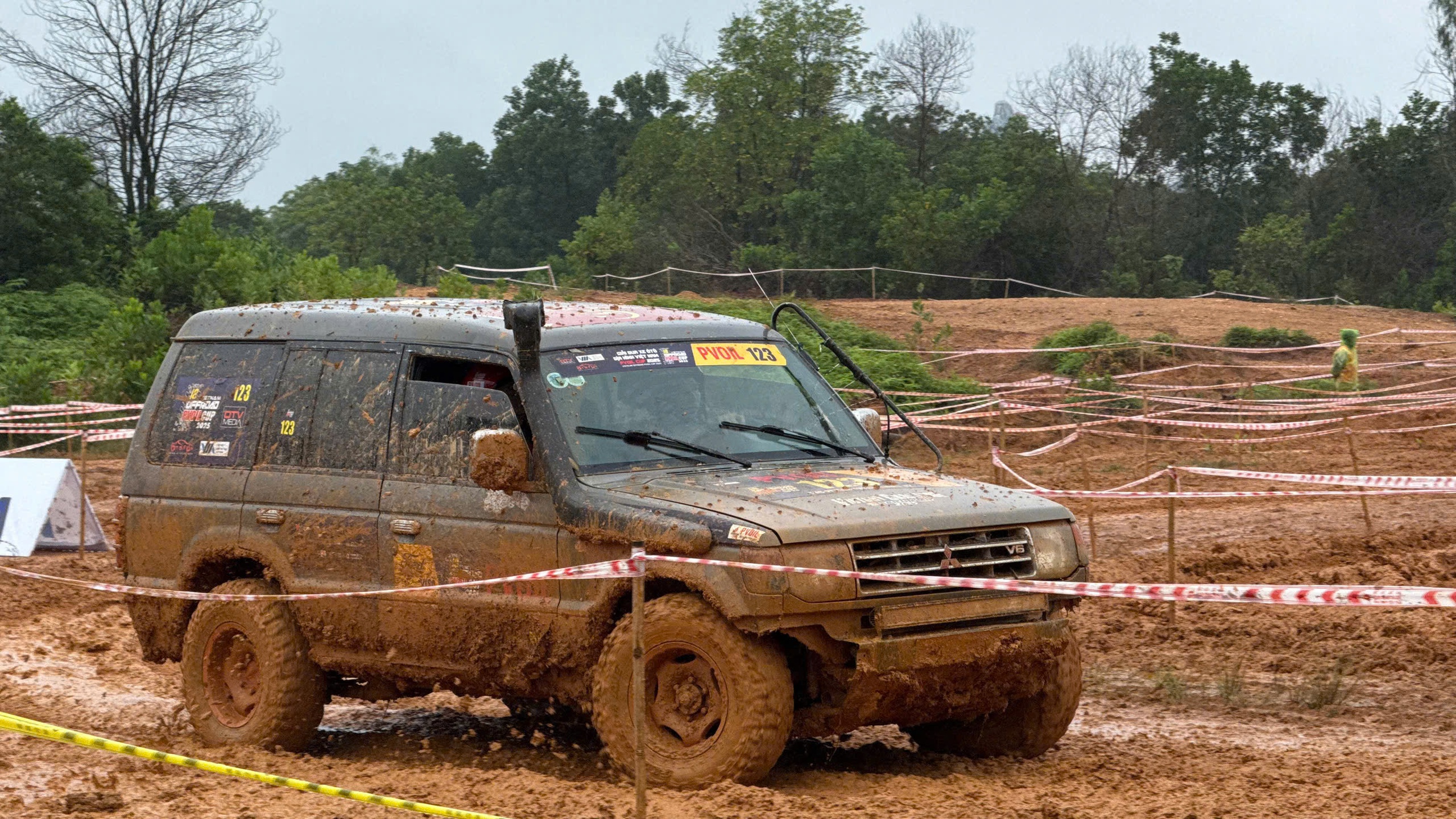 Giải đua ô tô địa hình tranh tài kịch tính giữa mưa lớn- Ảnh 4. Giải đua ô tô địa hình tranh tài kịch tính giữa mưa lớn- Ảnh 4.