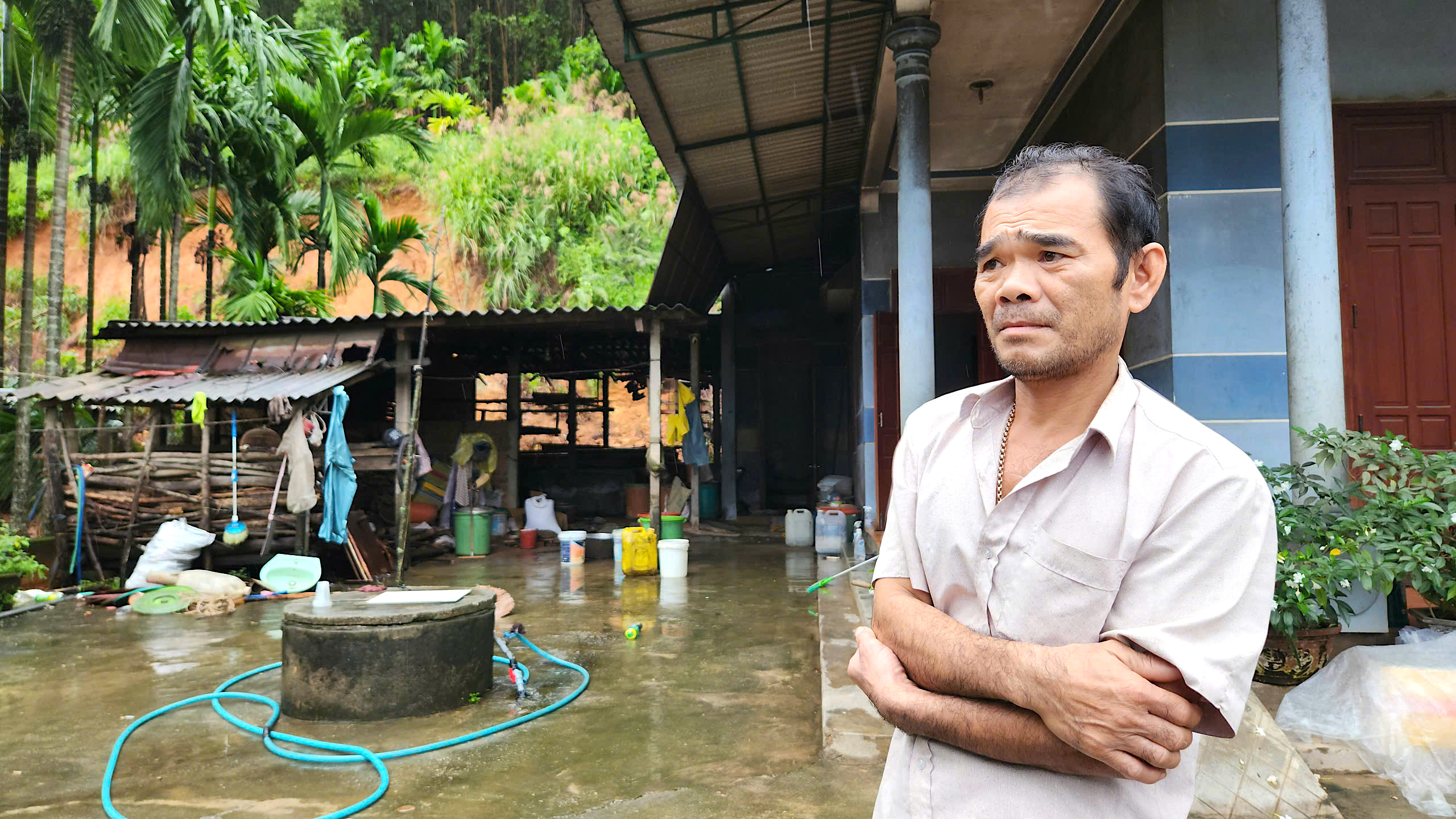 Quả đồi sạt lở "tấn công" nhà dân, uy hiếp an toàn quốc lộ qua Quảng Ngãi- Ảnh 10. Quả đồi sạt lở "tấn công" nhà dân, uy hiếp an toàn quốc lộ qua Quảng Ngãi- Ảnh 10.