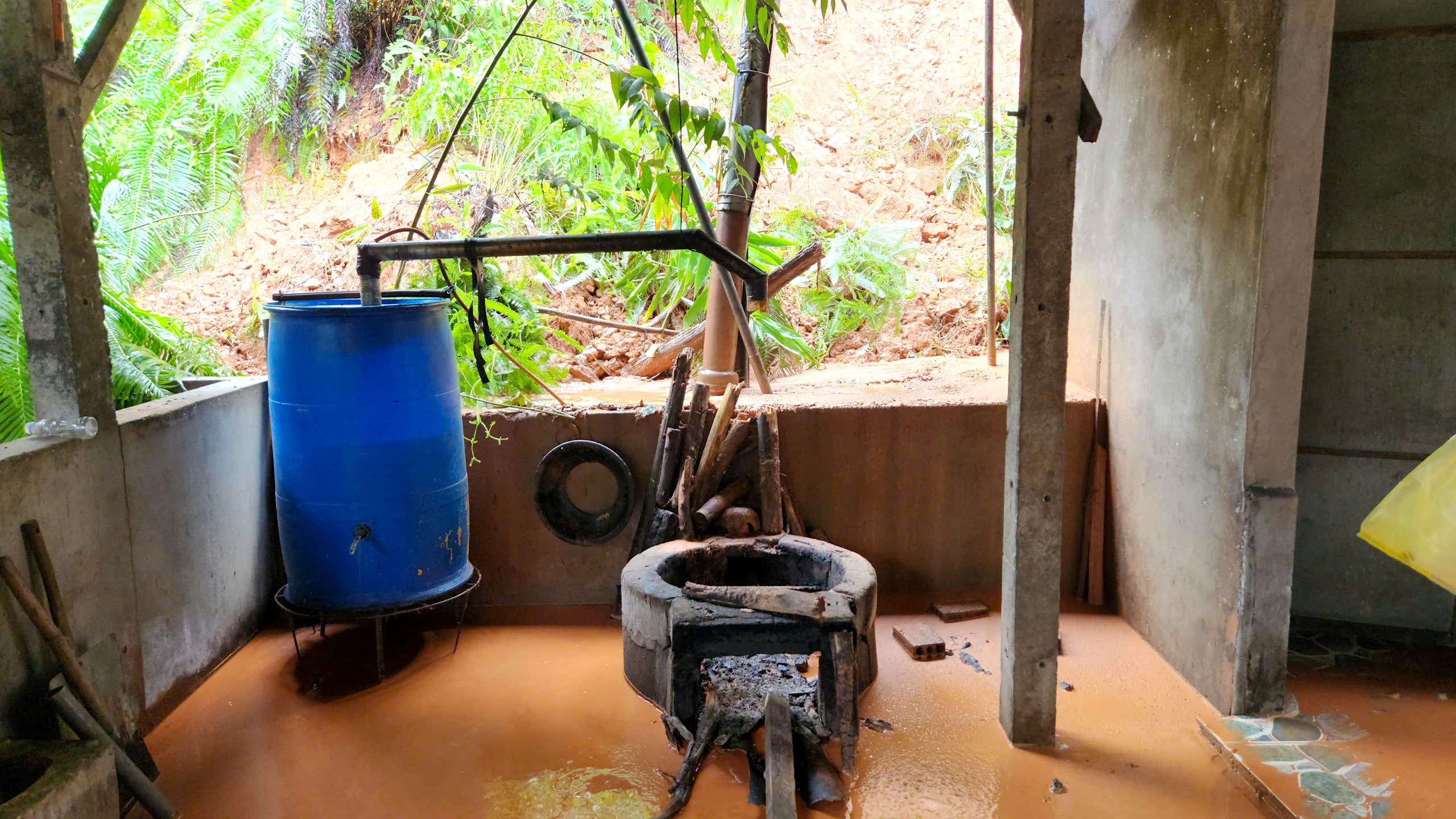 Quả đồi sạt lở "tấn công" nhà dân, uy hiếp an toàn quốc lộ qua Quảng Ngãi- Ảnh 9. Quả đồi sạt lở "tấn công" nhà dân, uy hiếp an toàn quốc lộ qua Quảng Ngãi- Ảnh 9.