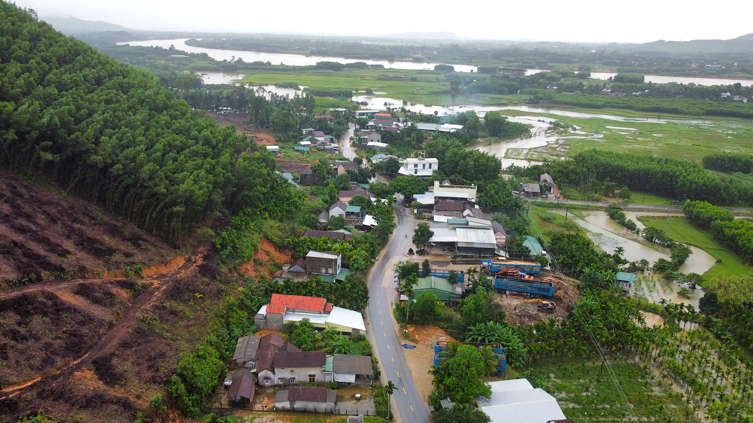 Quả đồi sạt lở "tấn công" nhà dân, uy hiếp an toàn quốc lộ qua Quảng Ngãi- Ảnh 13. Quả đồi sạt lở "tấn công" nhà dân, uy hiếp an toàn quốc lộ qua Quảng Ngãi- Ảnh 13.