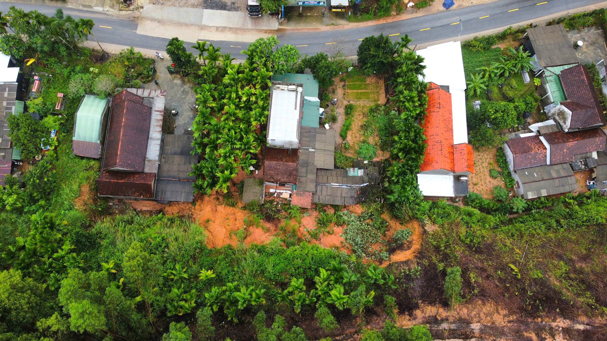 Quả đồi sạt lở "tấn công" nhà dân, uy hiếp an toàn quốc lộ qua Quảng Ngãi- Ảnh 11. Quả đồi sạt lở "tấn công" nhà dân, uy hiếp an toàn quốc lộ qua Quảng Ngãi- Ảnh 11.