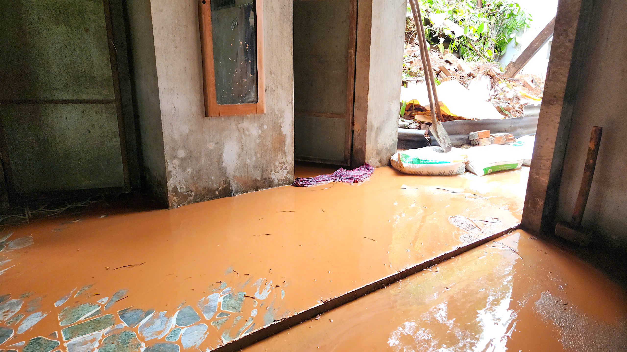 Quả đồi sạt lở "tấn công" nhà dân, uy hiếp an toàn quốc lộ qua Quảng Ngãi- Ảnh 8. Quả đồi sạt lở "tấn công" nhà dân, uy hiếp an toàn quốc lộ qua Quảng Ngãi- Ảnh 8.