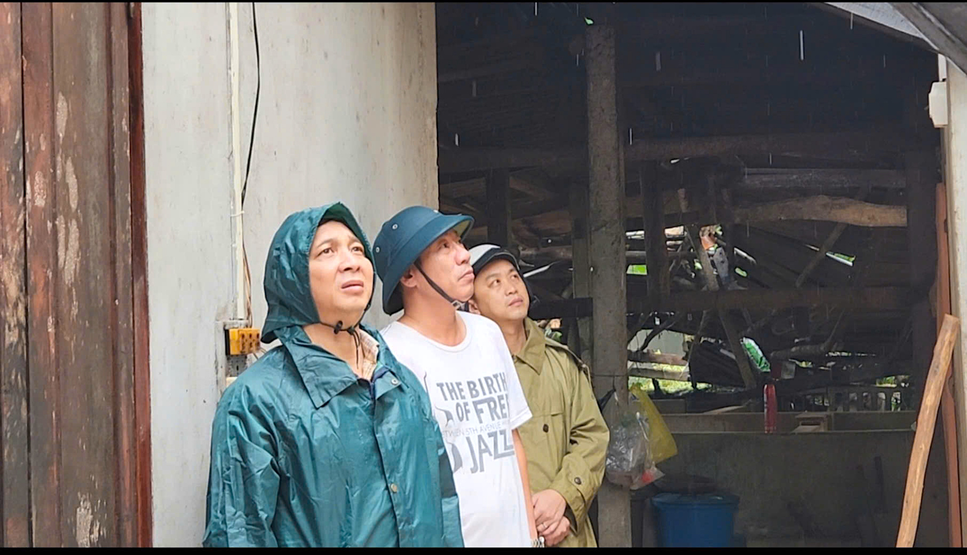 Quả đồi sạt lở "tấn công" nhà dân, uy hiếp an toàn quốc lộ qua Quảng Ngãi- Ảnh 14. Quả đồi sạt lở "tấn công" nhà dân, uy hiếp an toàn quốc lộ qua Quảng Ngãi- Ảnh 14.