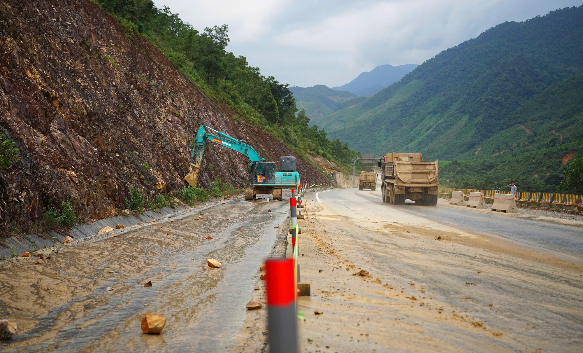 Hình ảnh ngày đầu cao tốc La Sơn - Hòa Liên thông xe sau sạt lở- Ảnh 2.