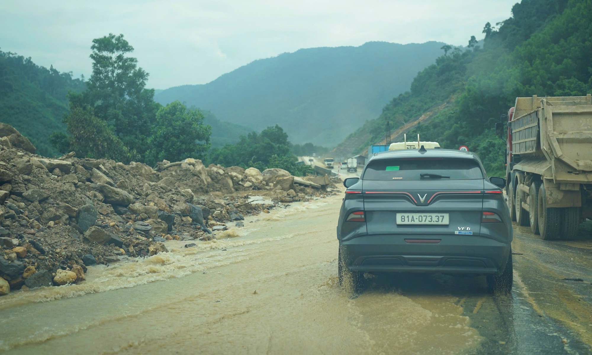 Hình ảnh ngày đầu cao tốc La Sơn - Hòa Liên thông xe sau sạt lở- Ảnh 3.