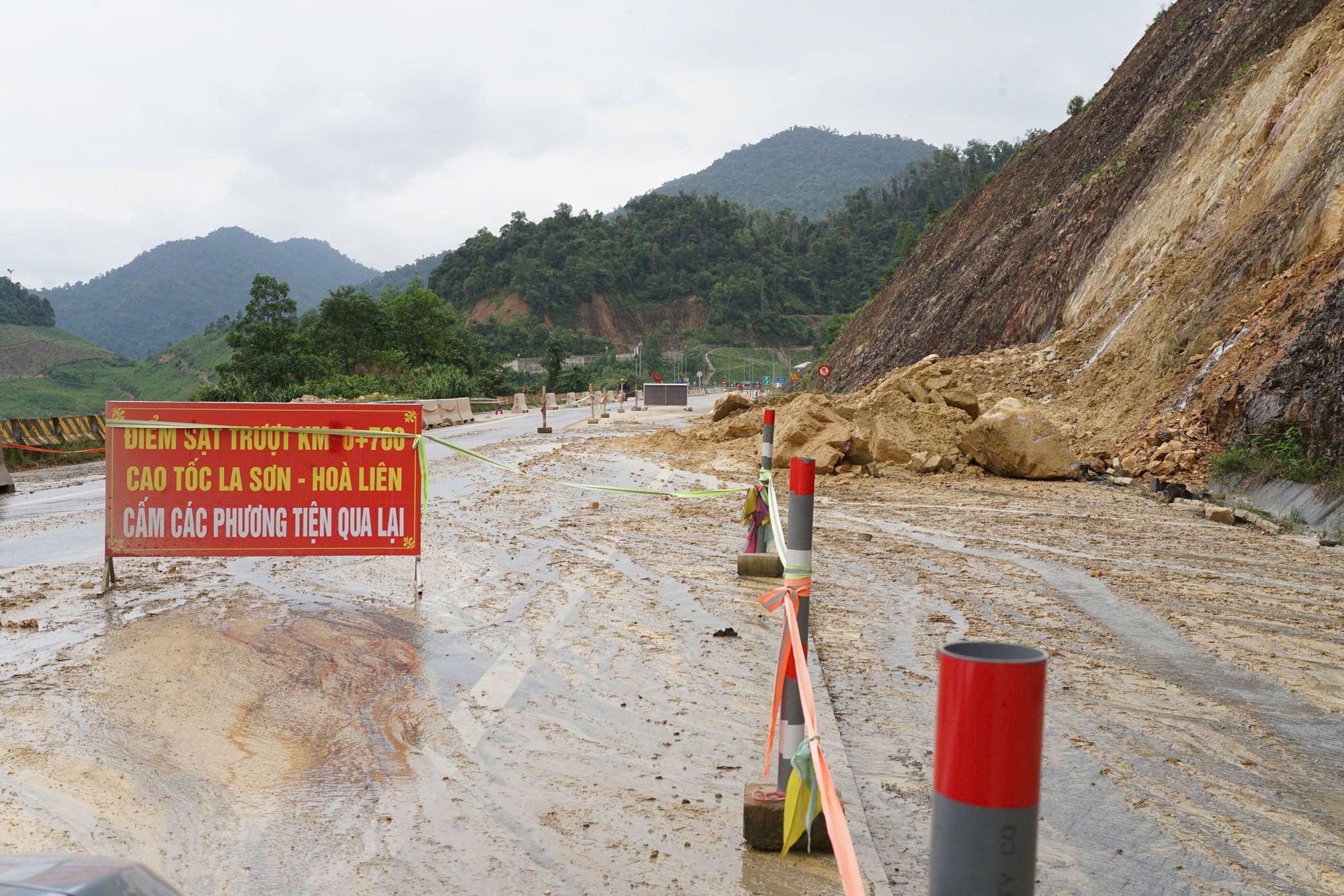 Hình ảnh ngày đầu cao tốc La Sơn - Hòa Liên thông xe sau sạt lở- Ảnh 6.