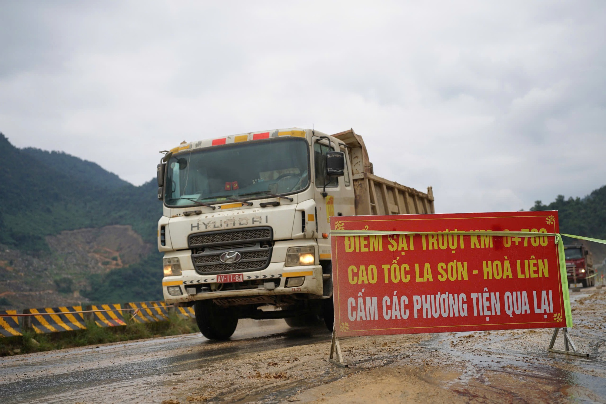 Hình ảnh ngày đầu cao tốc La Sơn - Hòa Liên thông xe sau sạt lở- Ảnh 4.