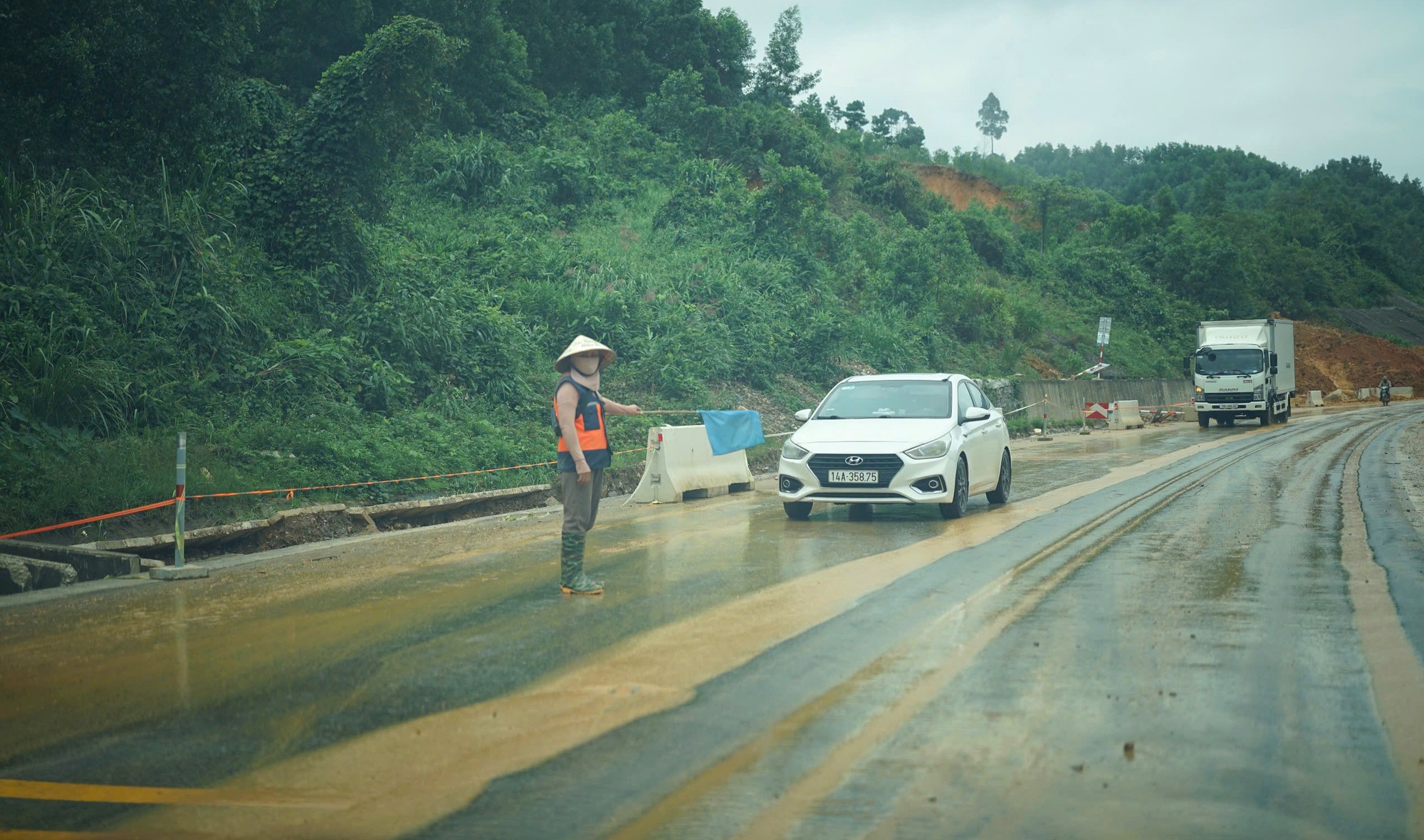Hình ảnh ngày đầu cao tốc La Sơn - Hòa Liên thông xe sau sạt lở- Ảnh 5.