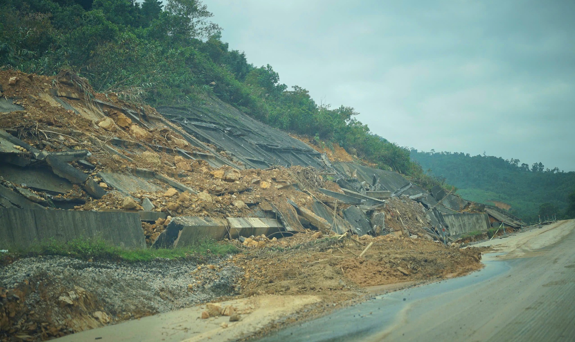 Hình ảnh ngày đầu cao tốc La Sơn - Hòa Liên thông xe sau sạt lở- Ảnh 7.