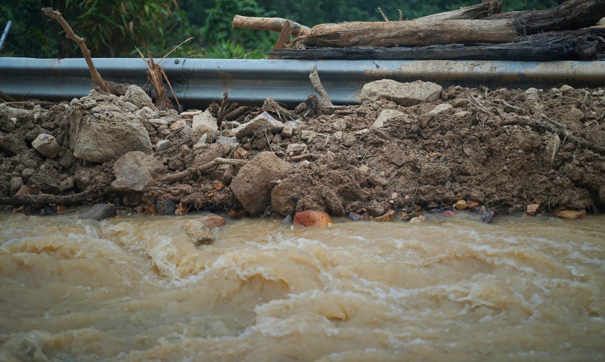 Hình ảnh ngày đầu cao tốc La Sơn - Hòa Liên thông xe sau sạt lở- Ảnh 8.